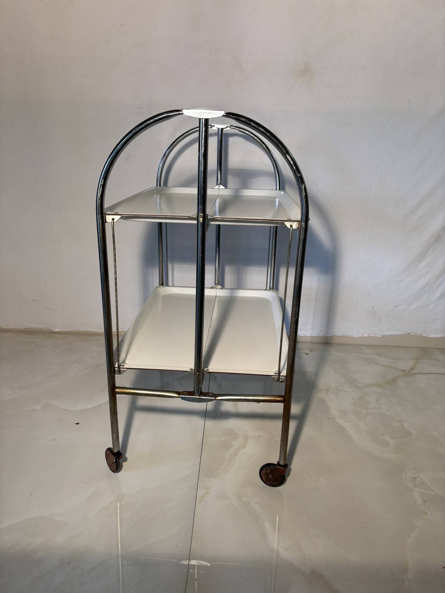 Vintage folding trolley in chromed metal and enamelled trays