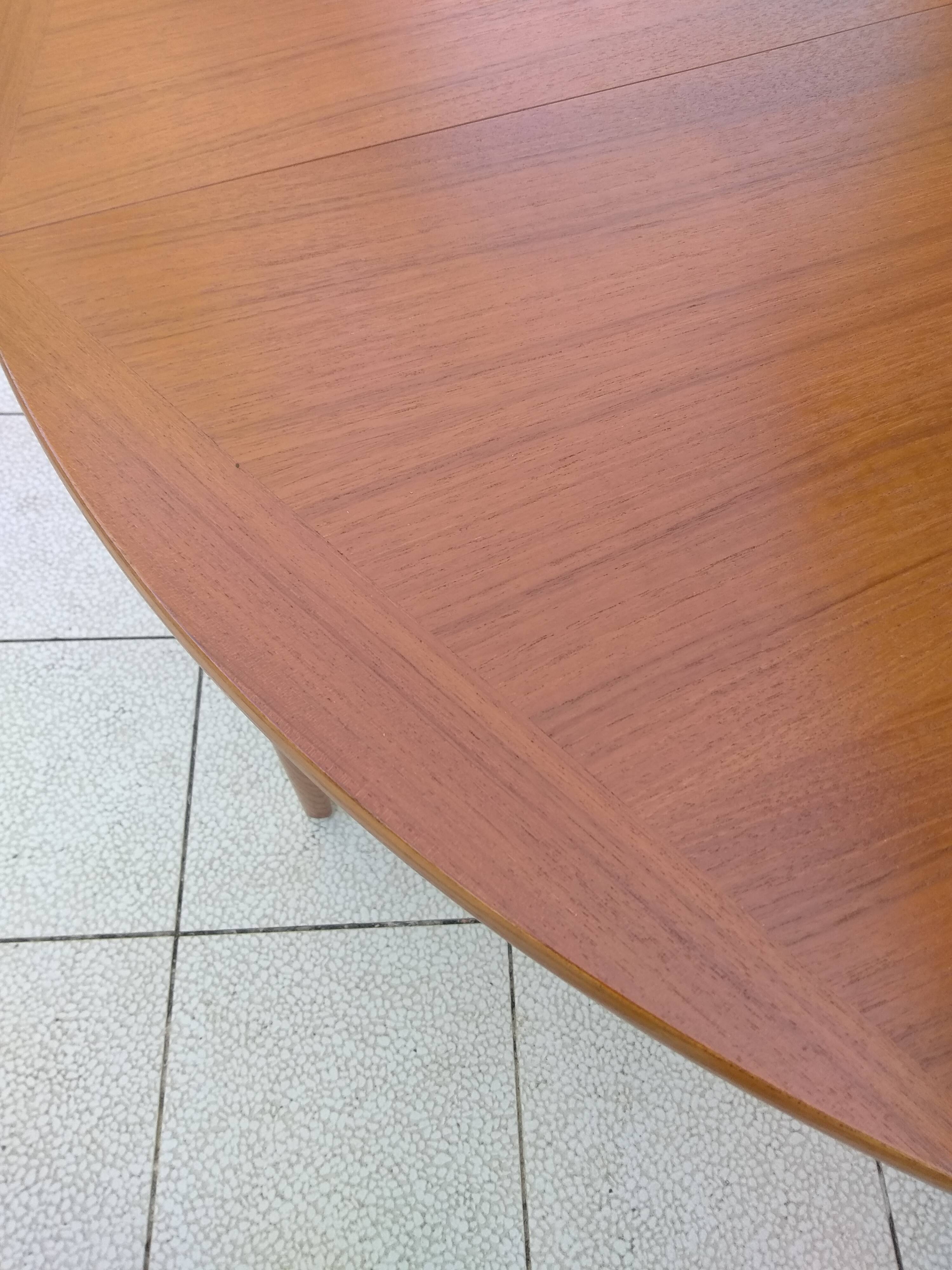 Scandinavian round table