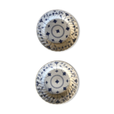 Deux assiettes ou plats motif fleuri