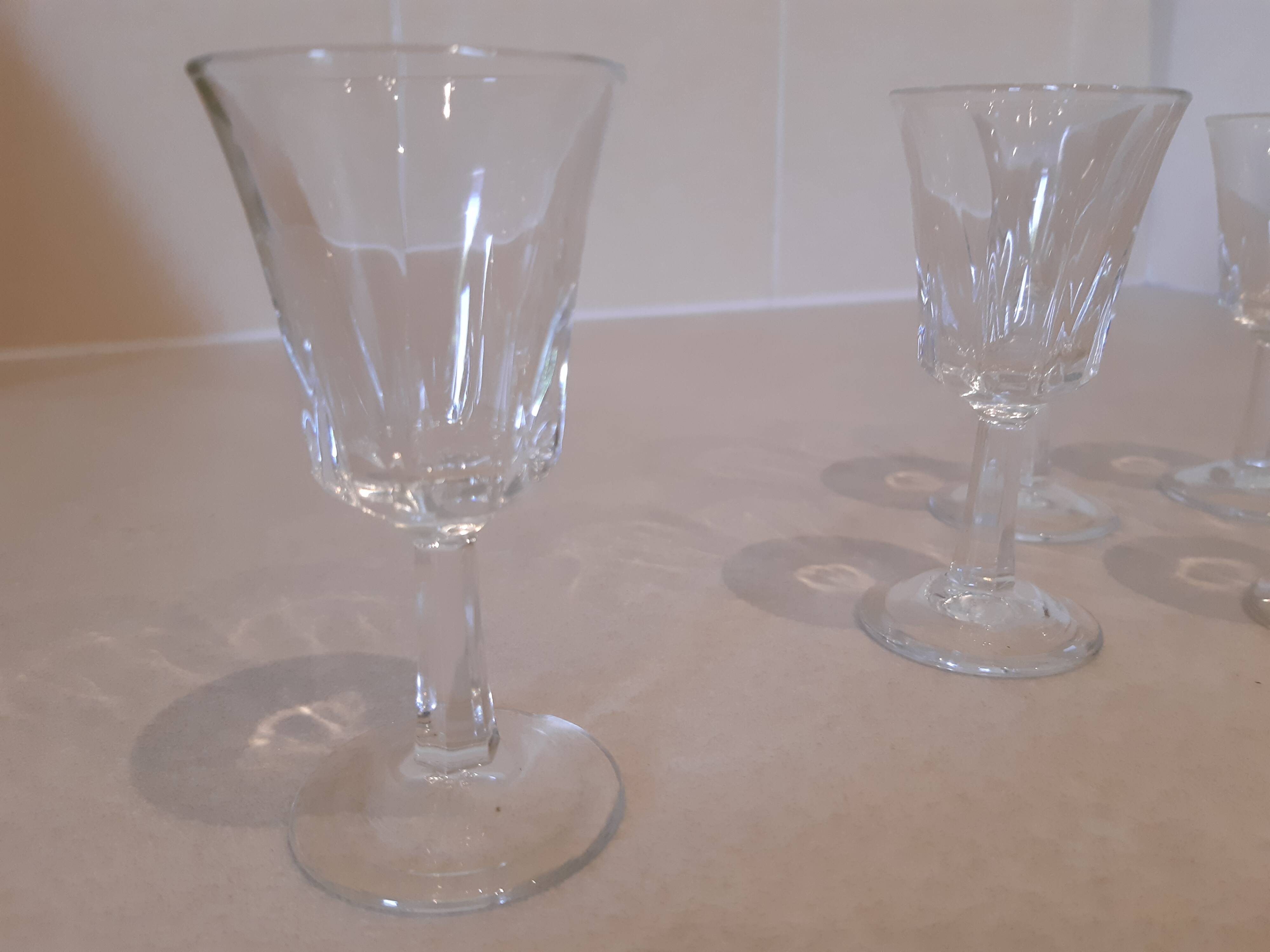 Lot de 7 petits verres à pied ciselés