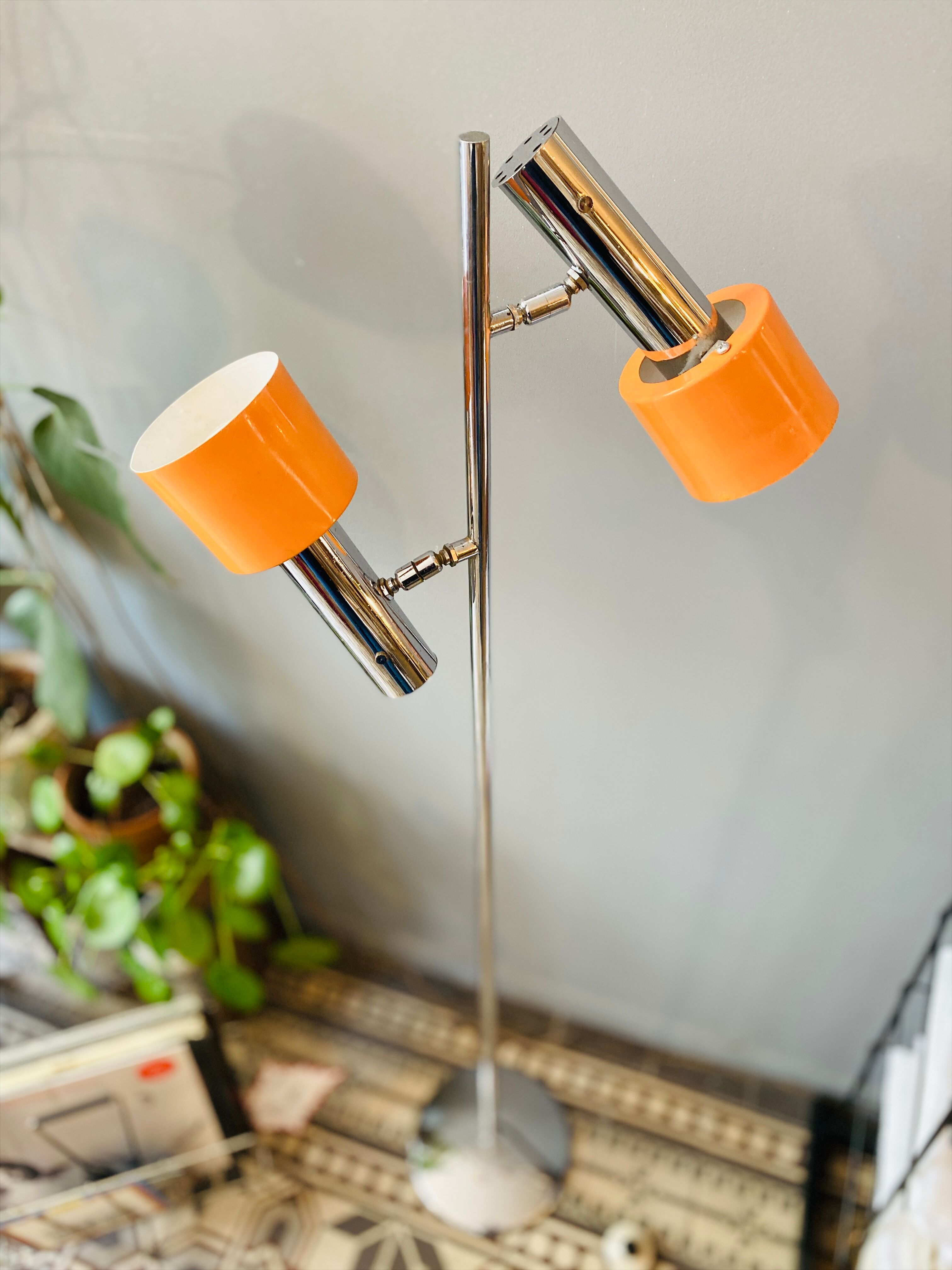 Floor lamp with 2 adjustable orange spots