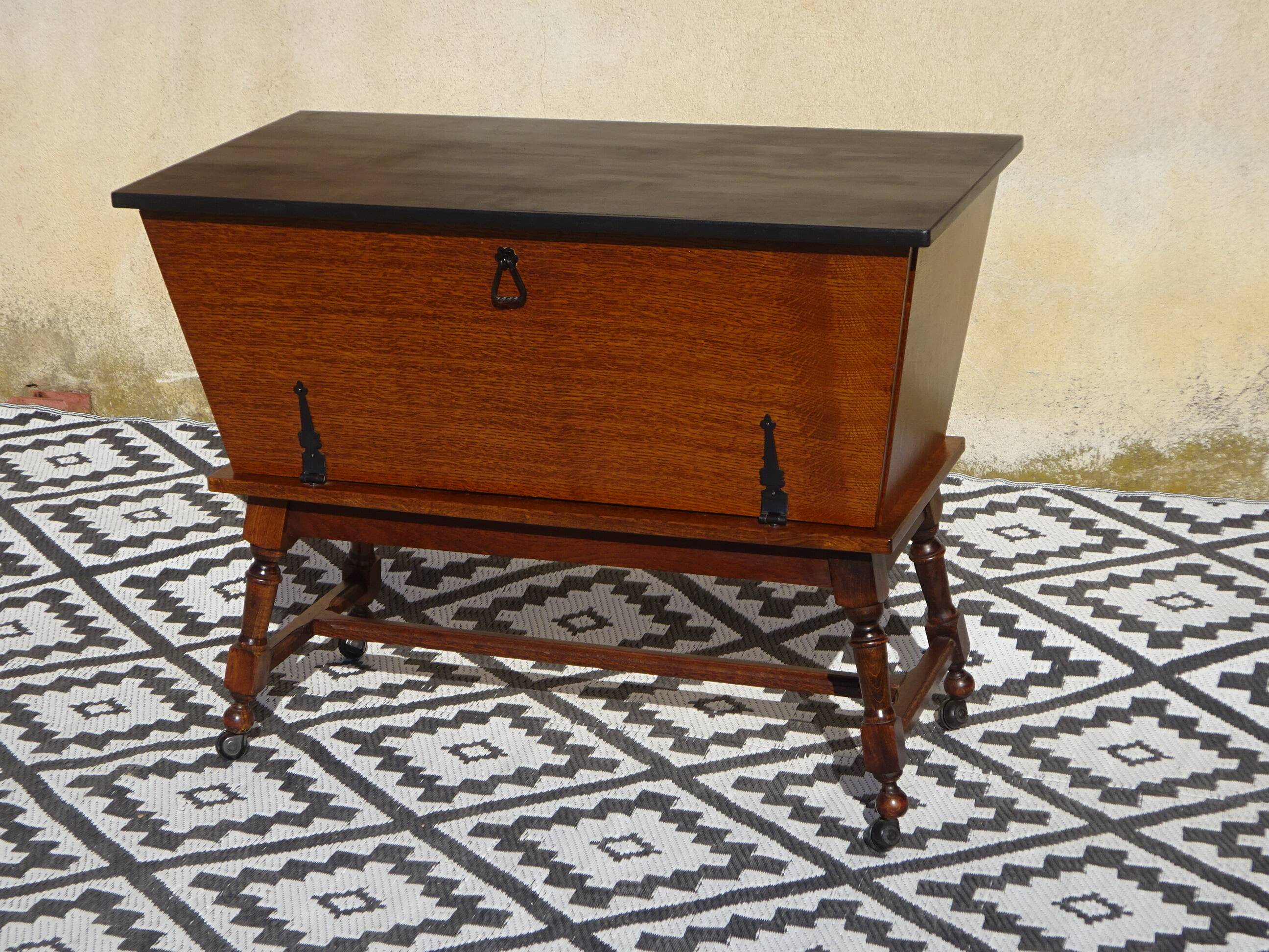 Meuble en forme de pétrin sur roulettes