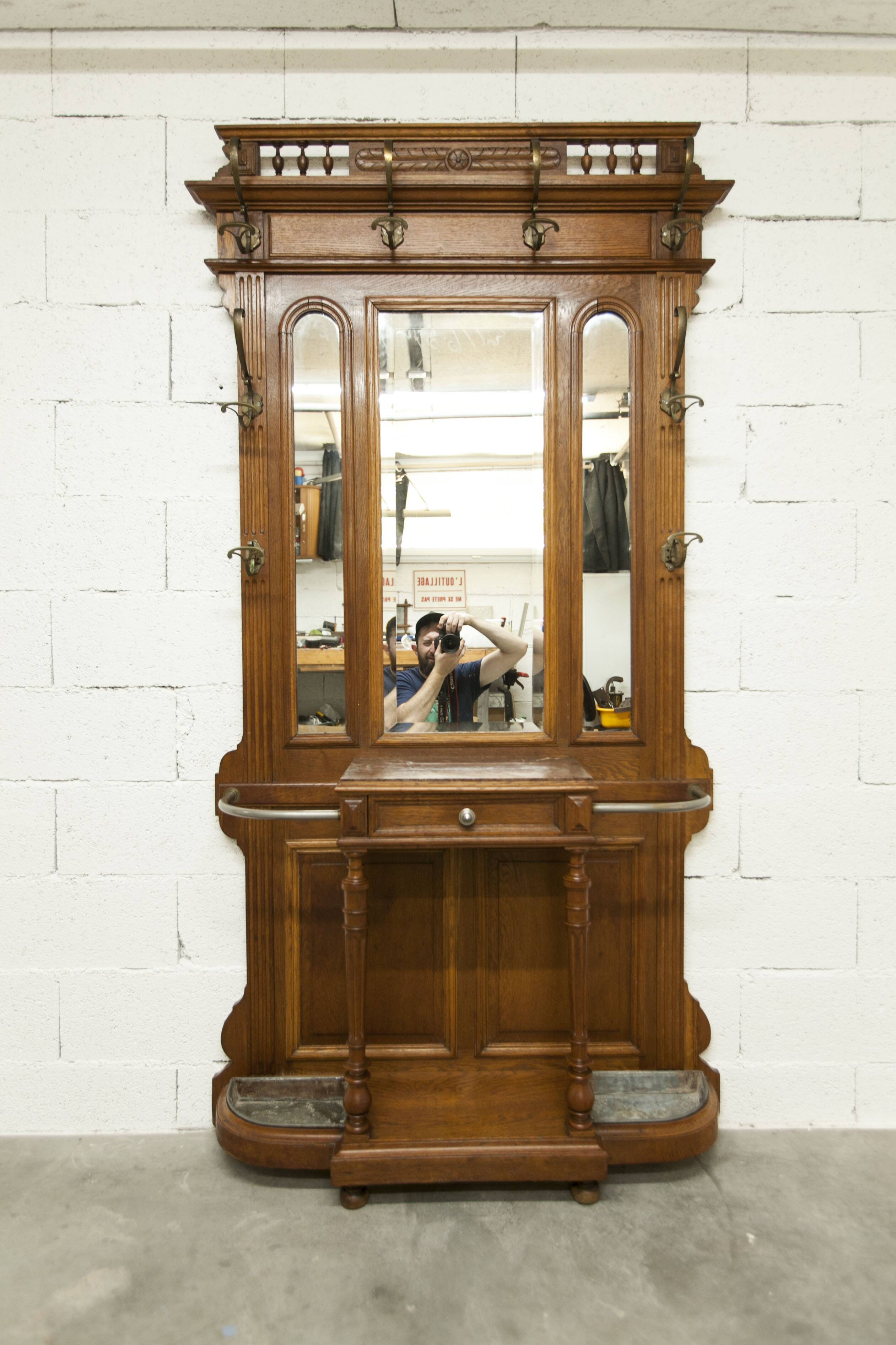 Vestiaire Napoléon III en noyer fin 19e, 3 miroirs, marbre, 8 patères