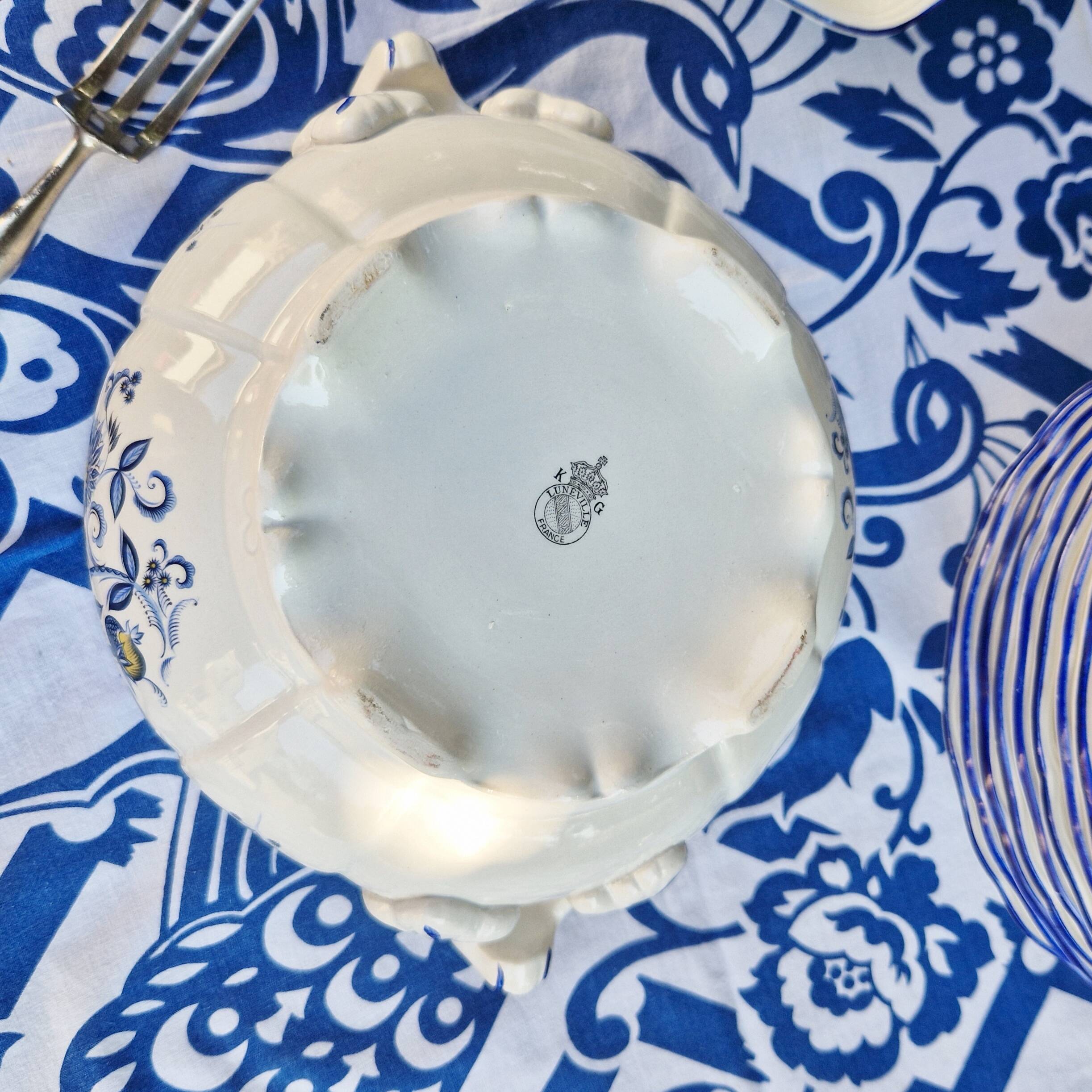 Saladier rond creux vintage KG Lunéville liseré bleu et decor de fleurs bleues et jaunes