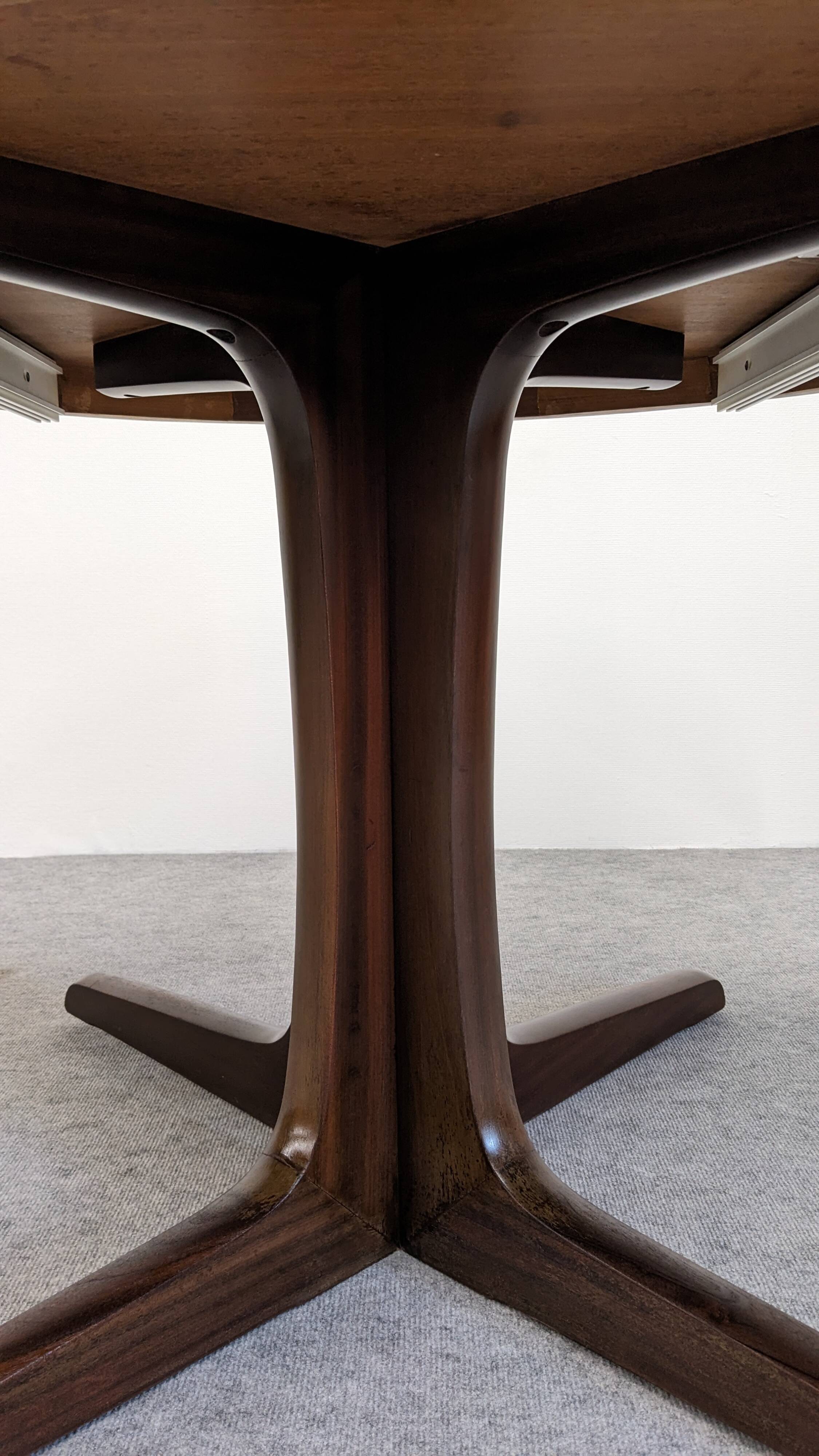 Baumann extendable dining room round table, France circa 1970.