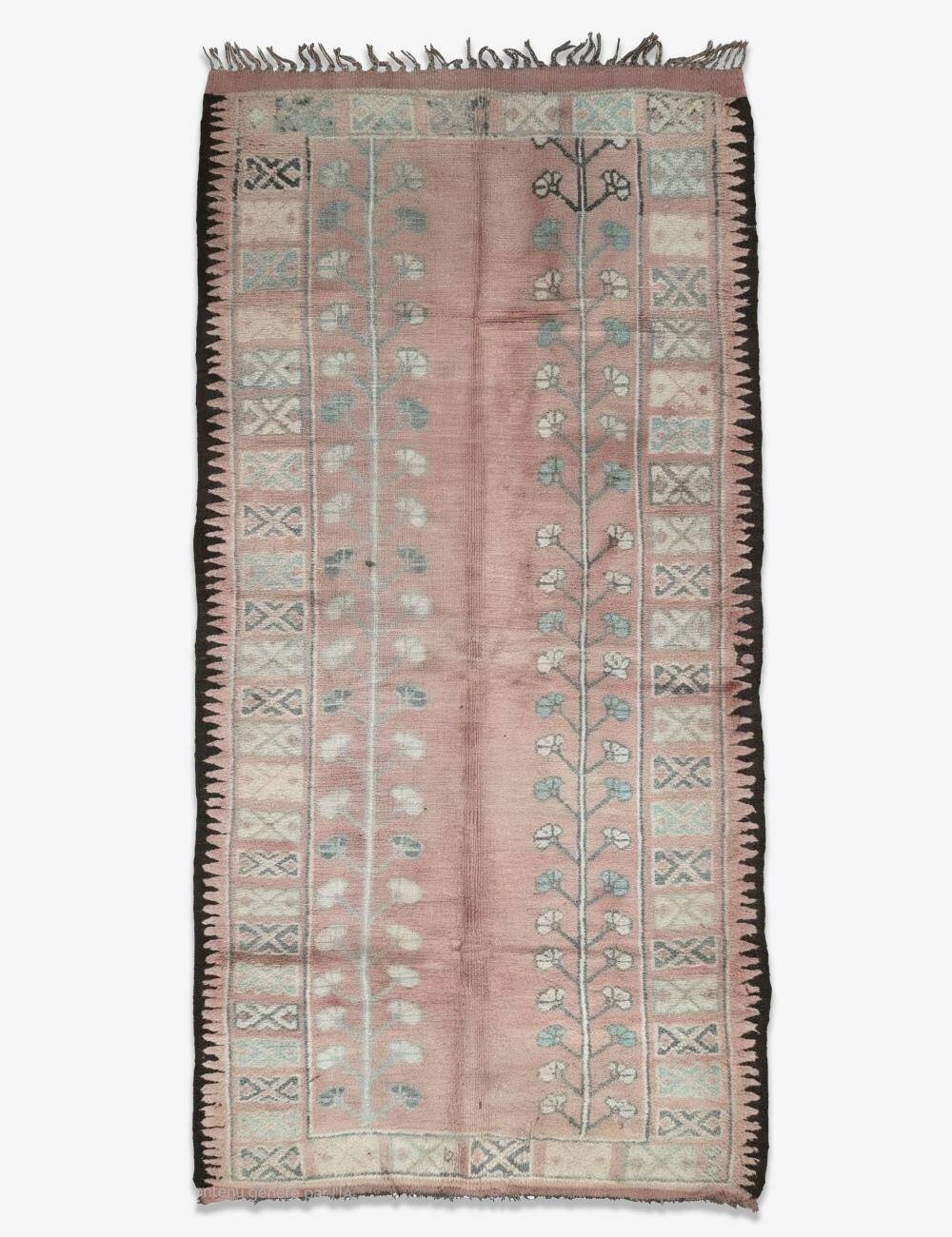 Vintage pink rug - 370 x 170 cm