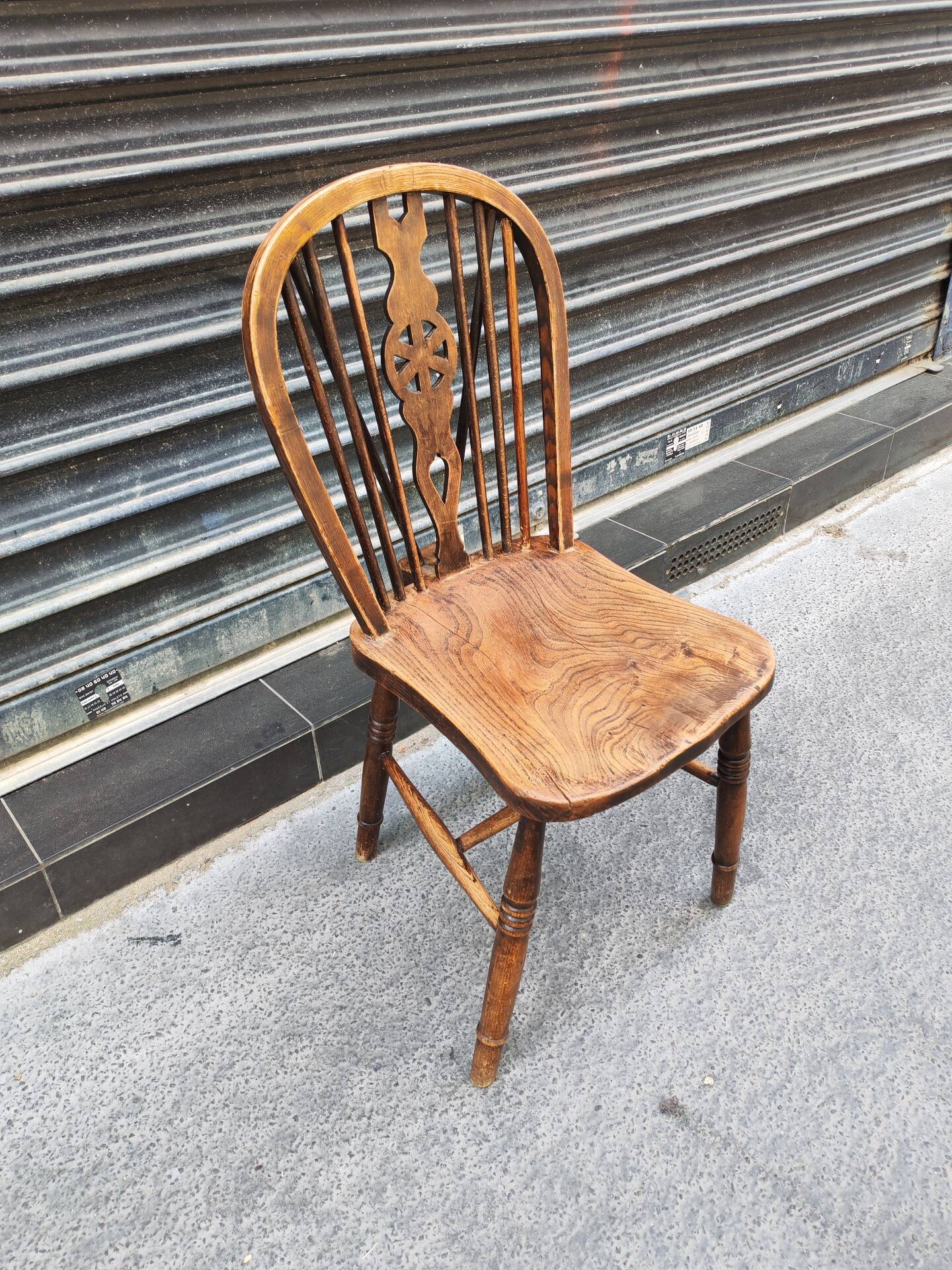 Ancienne chaise Windsor en orme massif. 