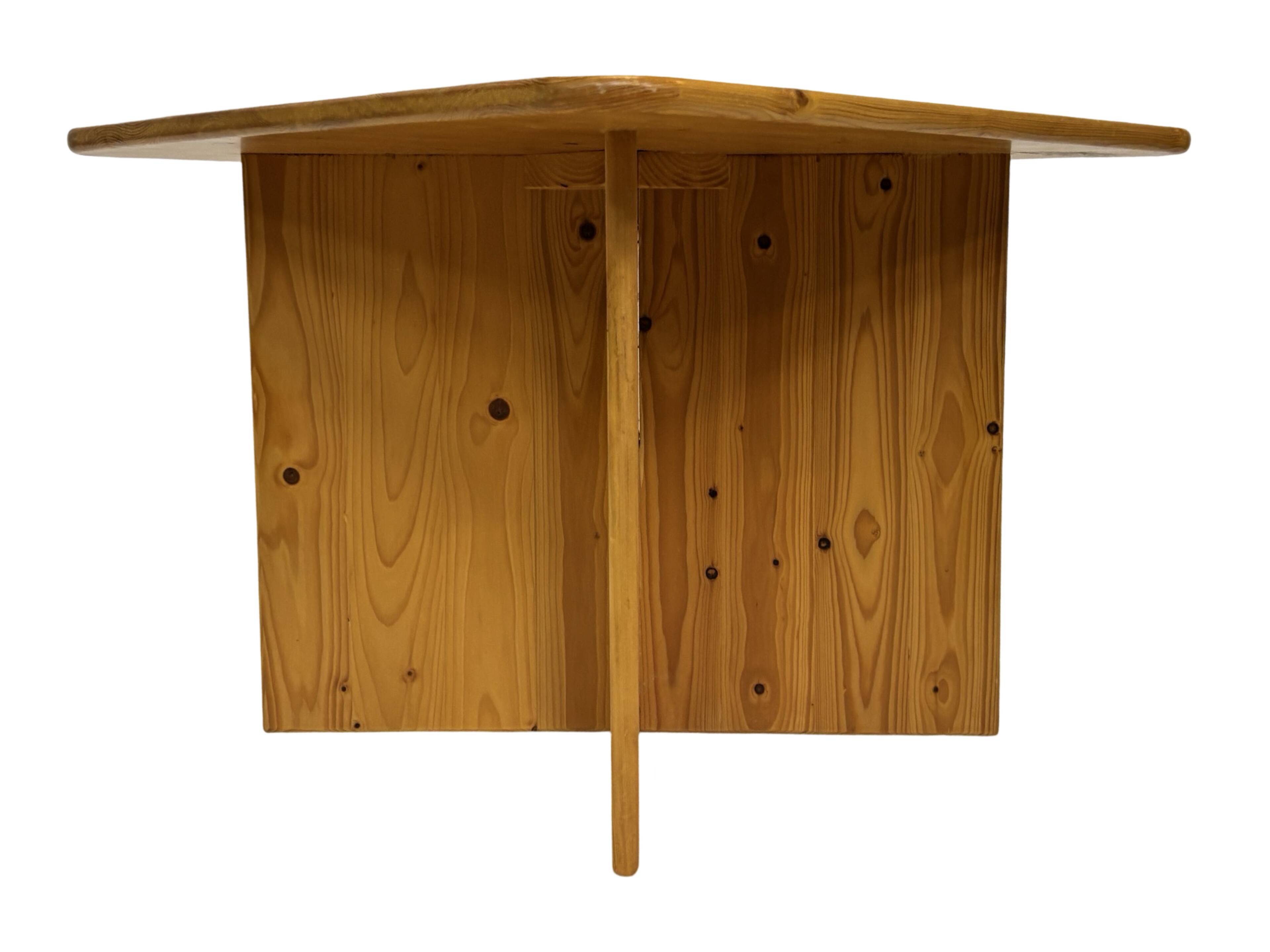 Table basse / table d'appoint vintage en pin au design organique minimaliste