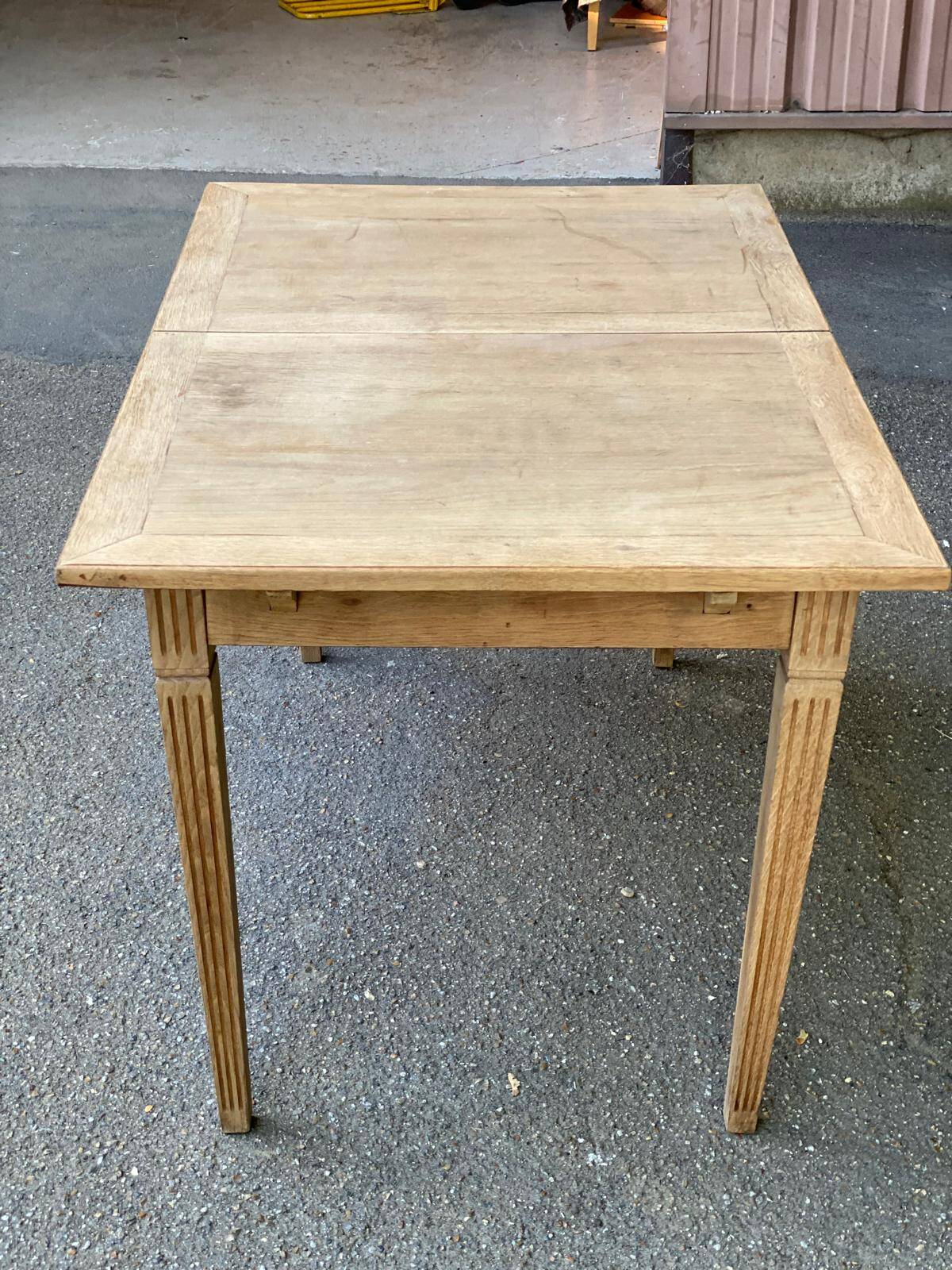 Louis XVI dining table renovated in raw wood from the 19th century