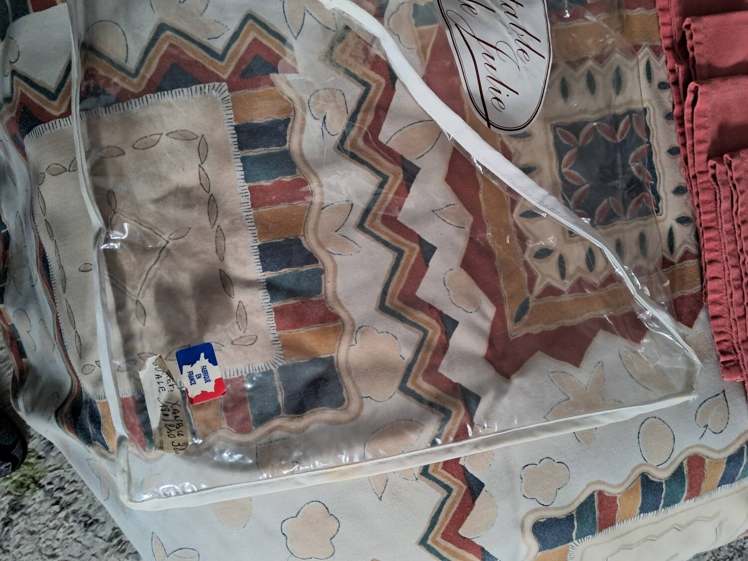 Oval tablecloth for 12 place settings