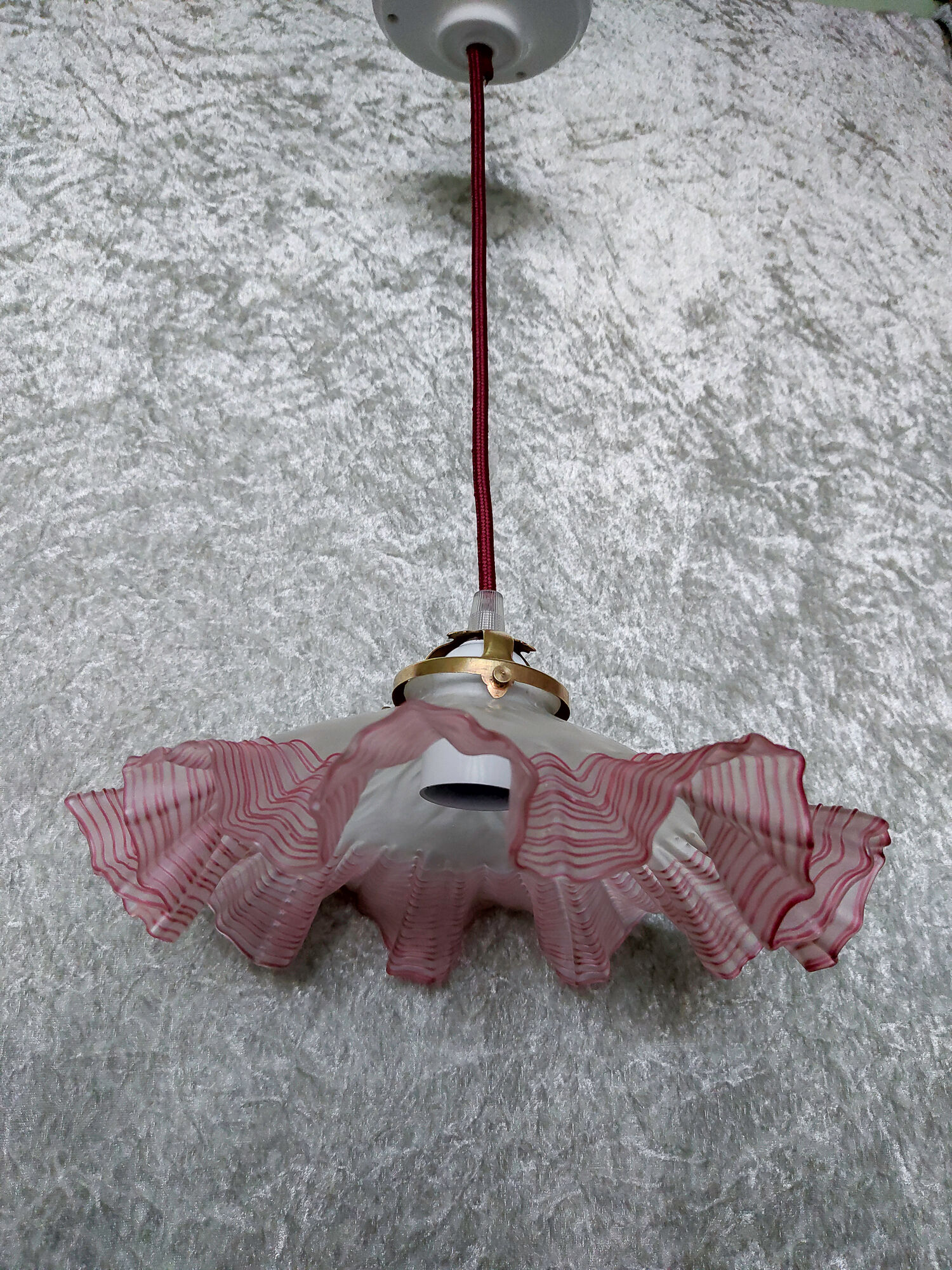 Frosted glass suspension with burgundy nets