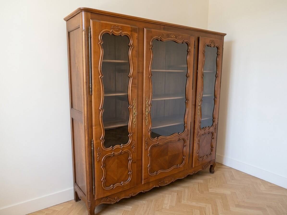 Regency display cabinet with 3 doors in cherry wood
