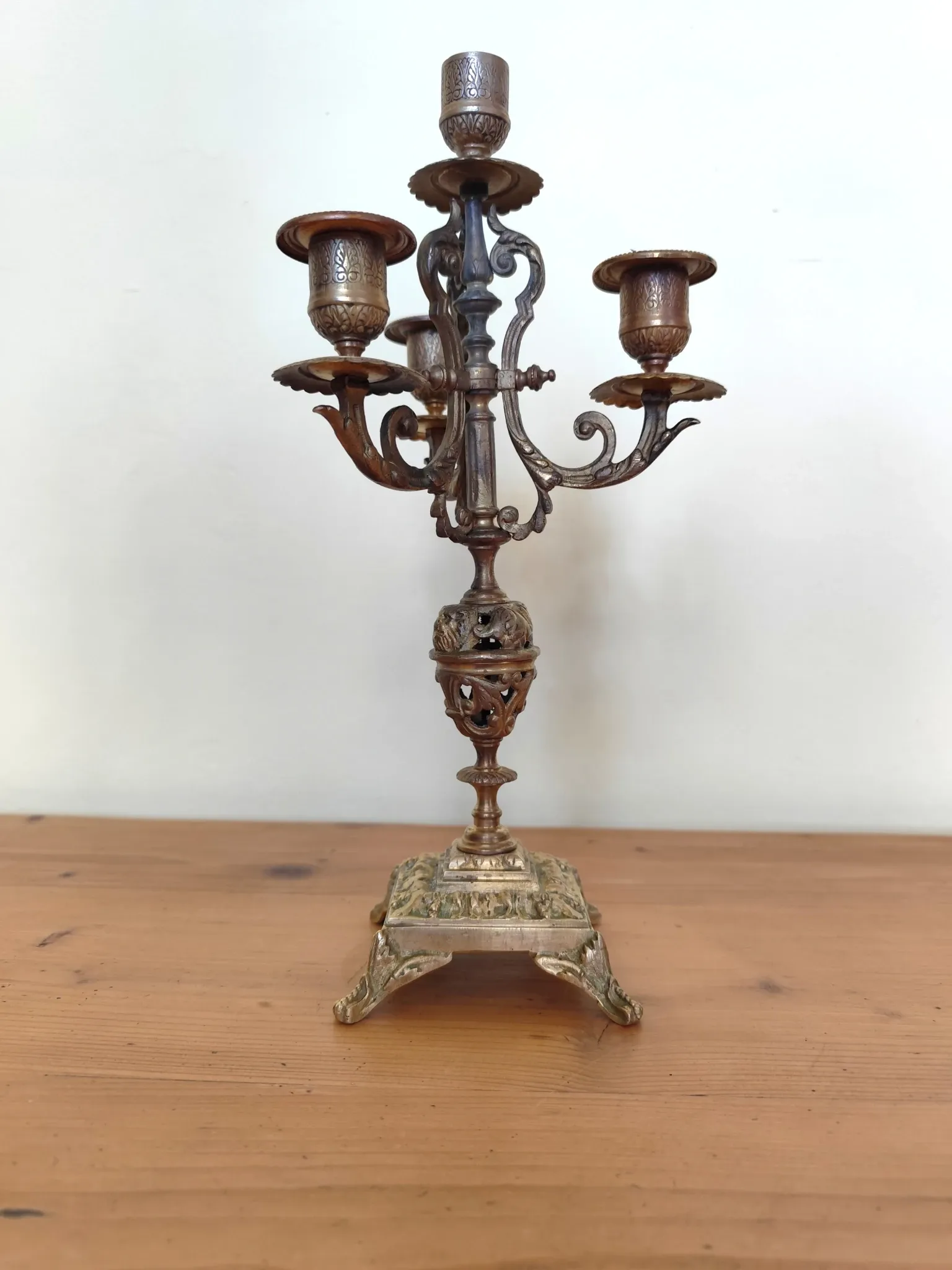 four-light candelabrum in chiselled brass from the 19th century