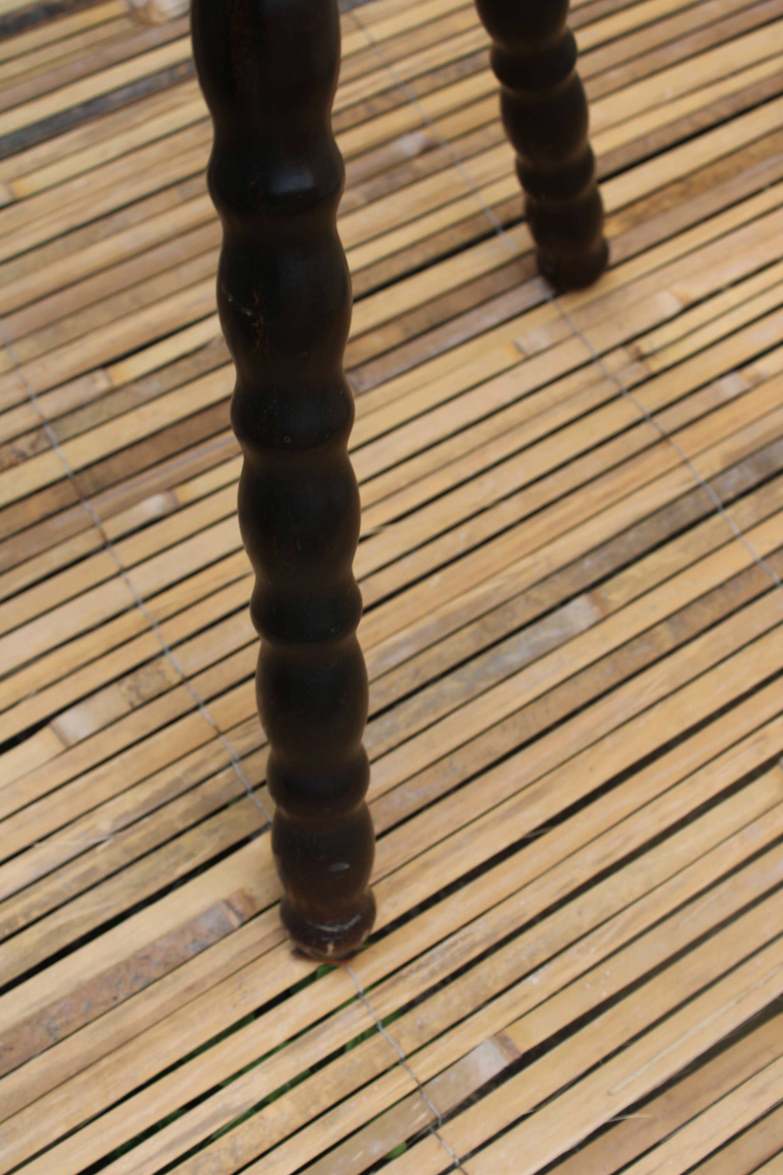 Tabouret tripode en bois tourné