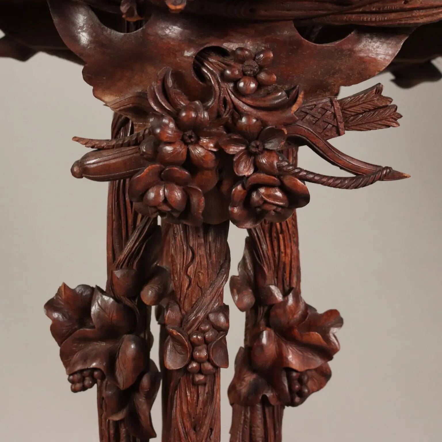 Jardinière ancienne néo-baroque en noyer, Suisse '800