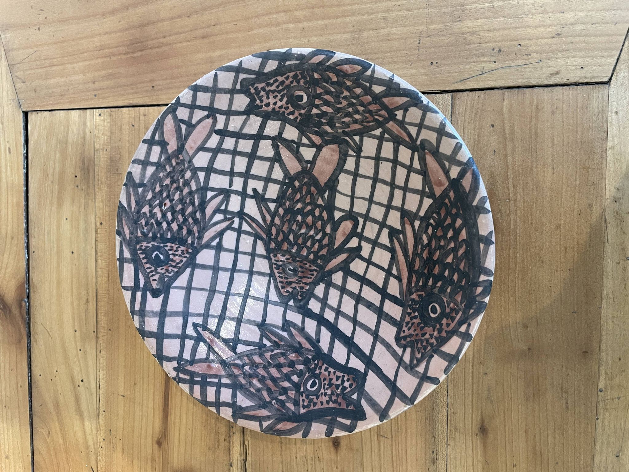 Assiette moderniste en céramique "Poissons au filet" – Atelier Segui