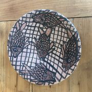 Assiette moderniste en céramique "Poissons au filet" – Atelier Segui