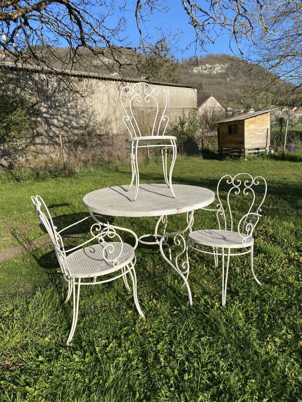Salon de jardin vintage en fer forgé, table et 3 chaises