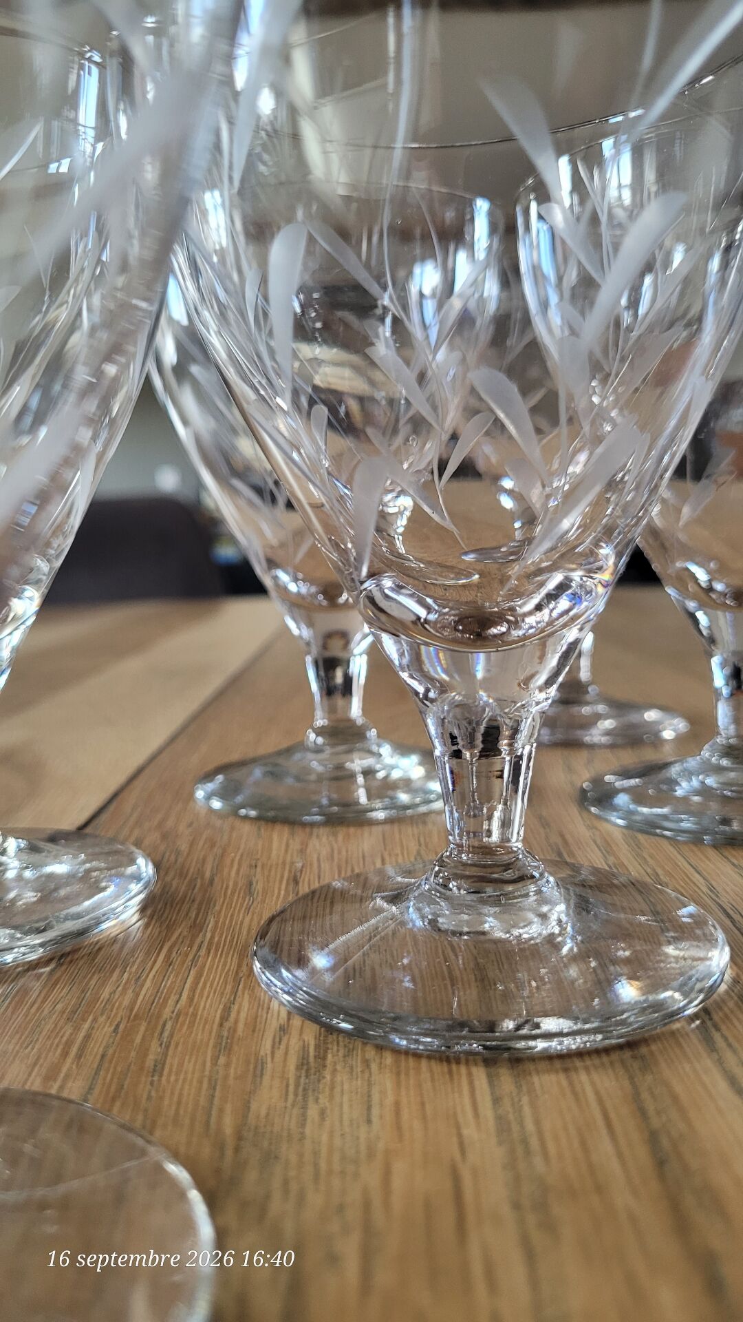 8 verres à pied anciens en verre gravé