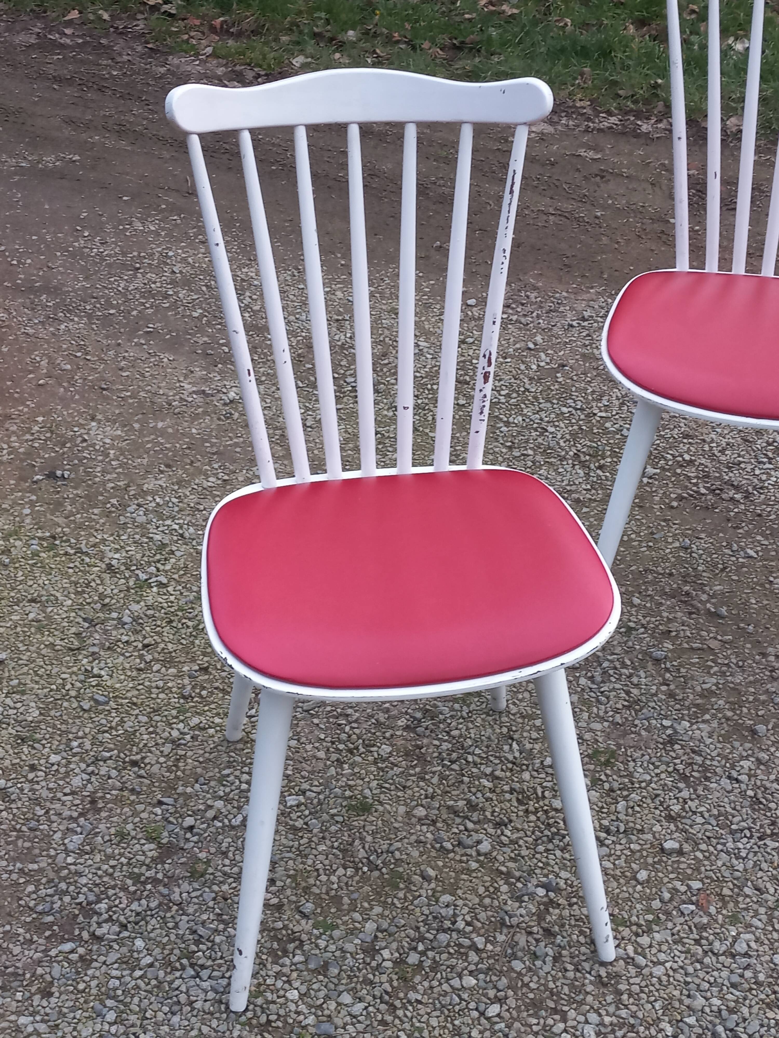 Set of 4 Scandinavian style chairs from the 50s in white lacquered wood and red skaï patties