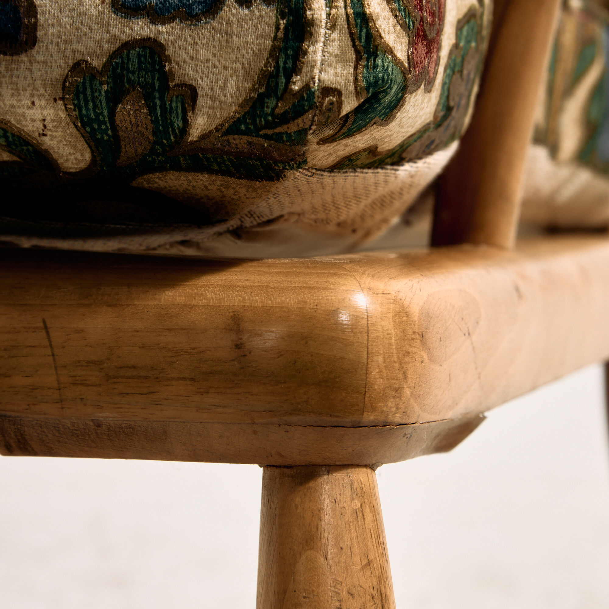 Fauteuil en noyer par Anna-Lülja Praun