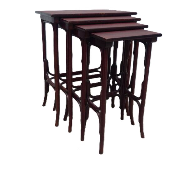 Quatre tables gigogne thonet