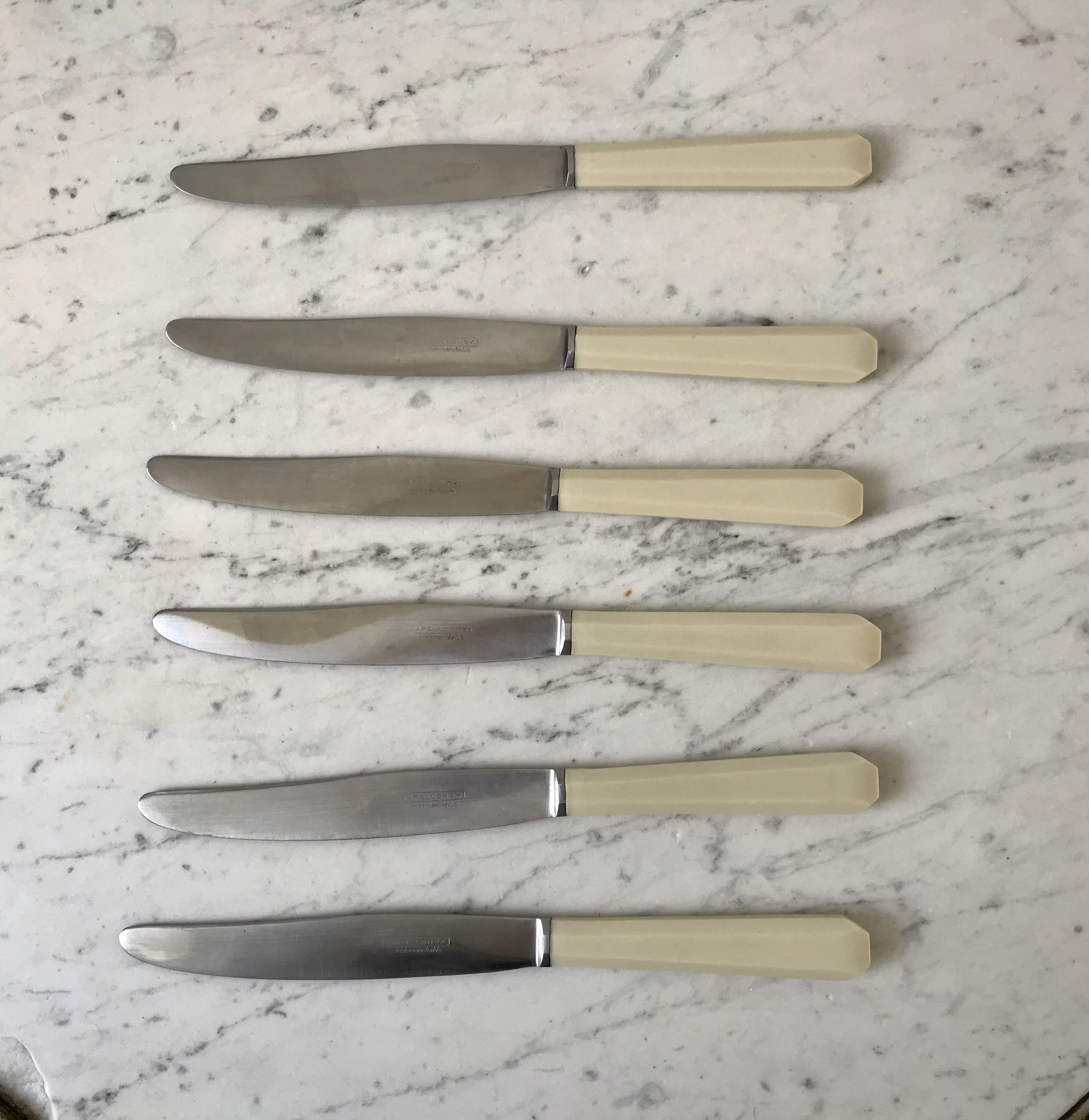 Lot de 6 couteaux en bakélite blancs coutellerie d'Arles années 60