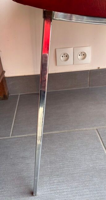 Fauteuil rouge années 60 en skaï