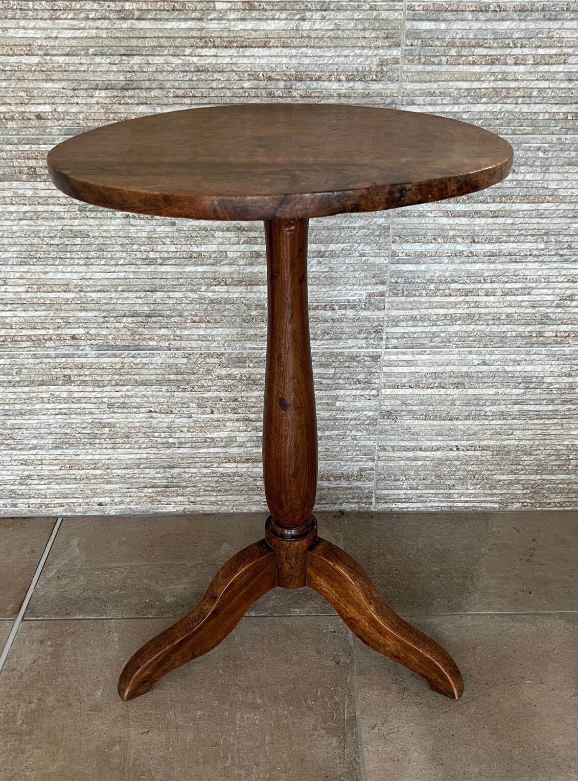 19th century tripod pedestal table in walnut Diam: 49cm