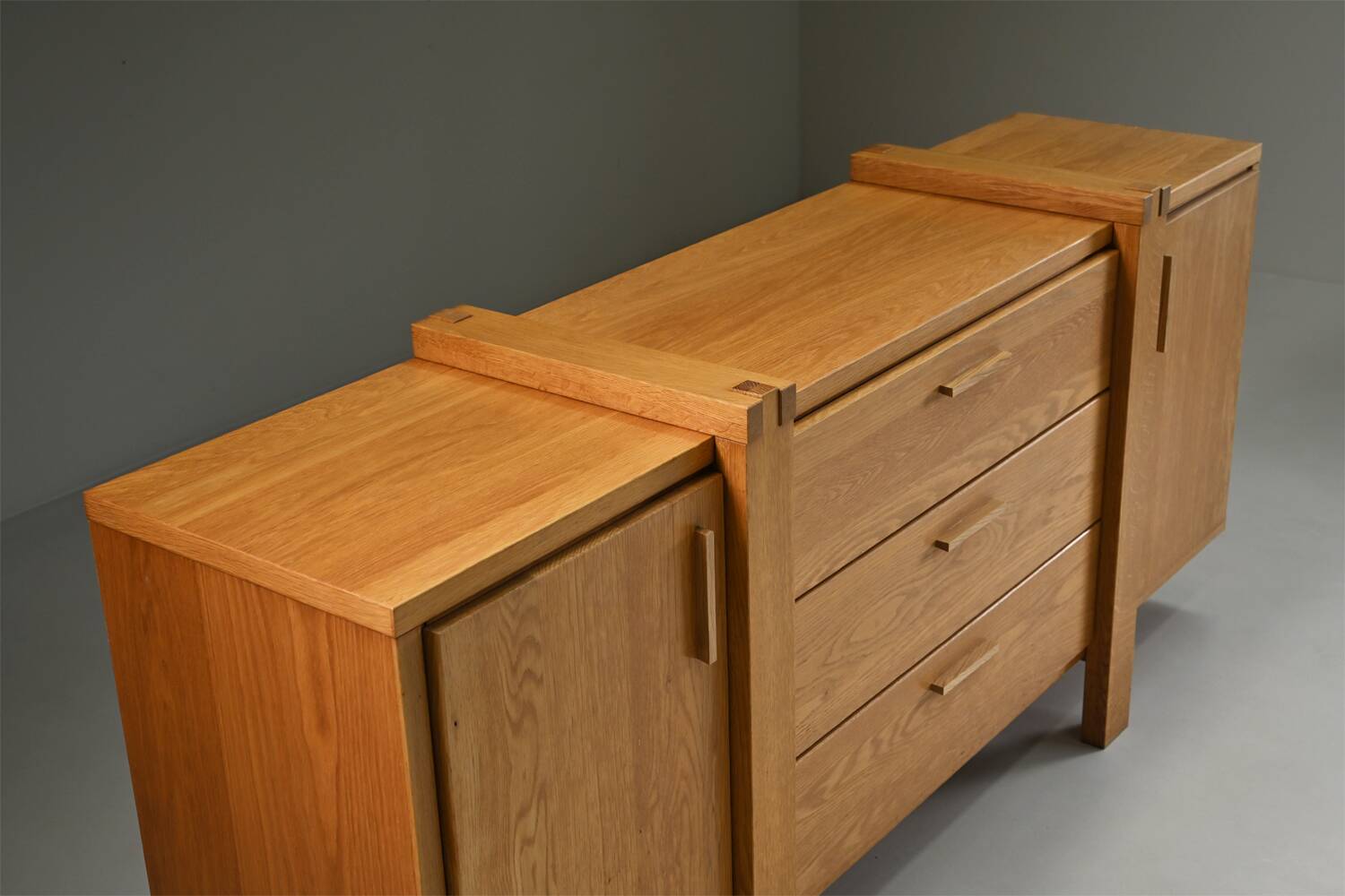 Buffet en chêne au design brutaliste, Belgique.