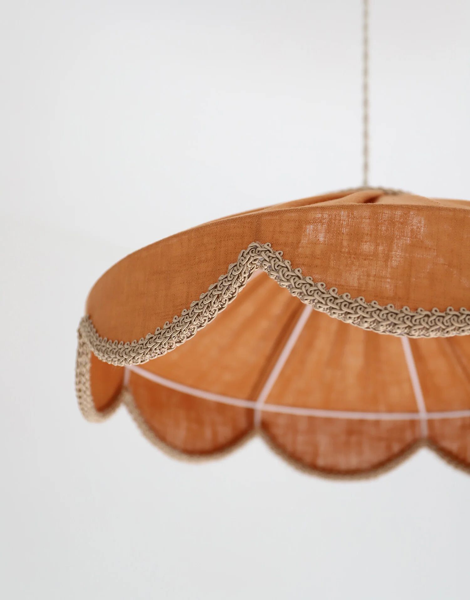 Suspension in a solid floral shape Cosette "caramel"