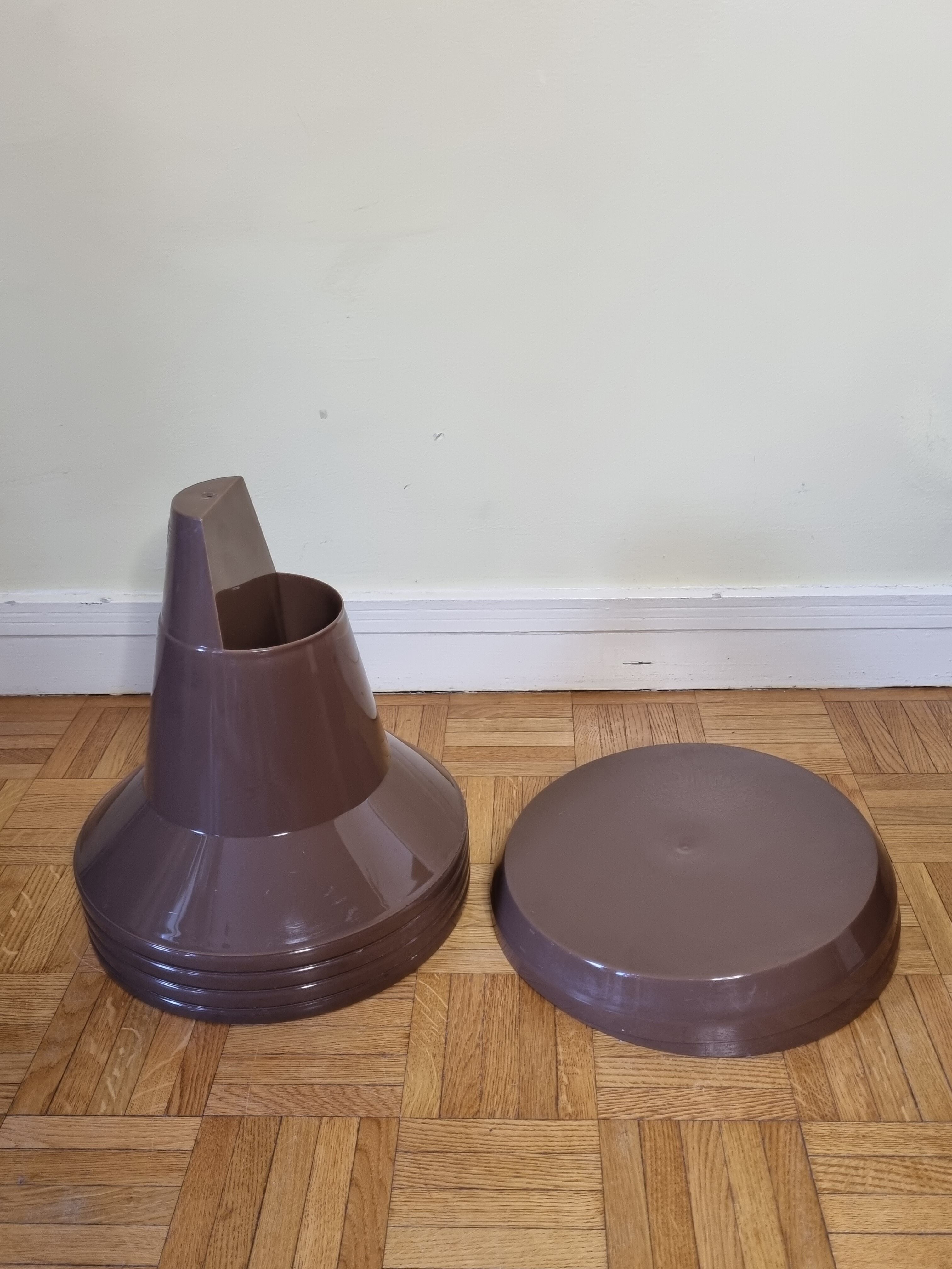 Pair of diabolo stools Giganplast, Italy, Space age