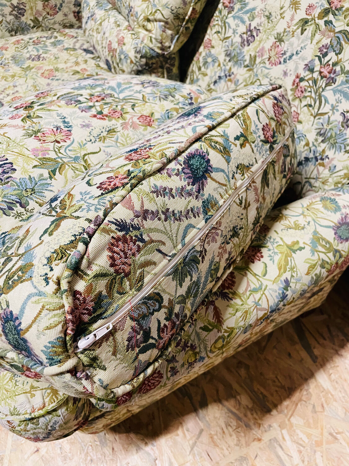 Flowered canapé in chic Grandmother style