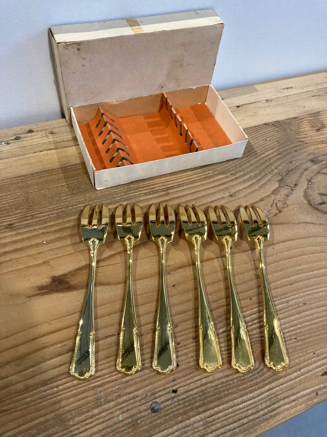 Set of 6 golden dessert forks
