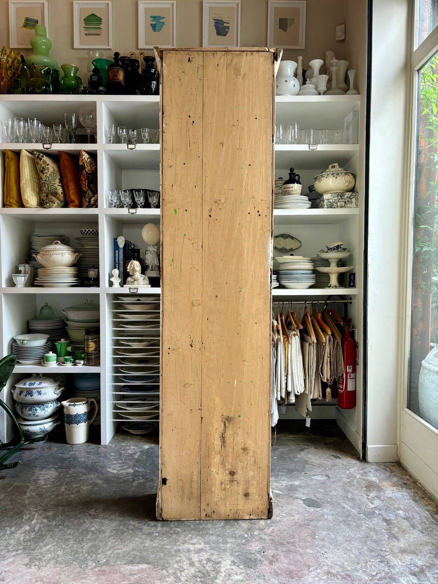 Standing man, cabinet with 1 door, 3 shelves in beige wood