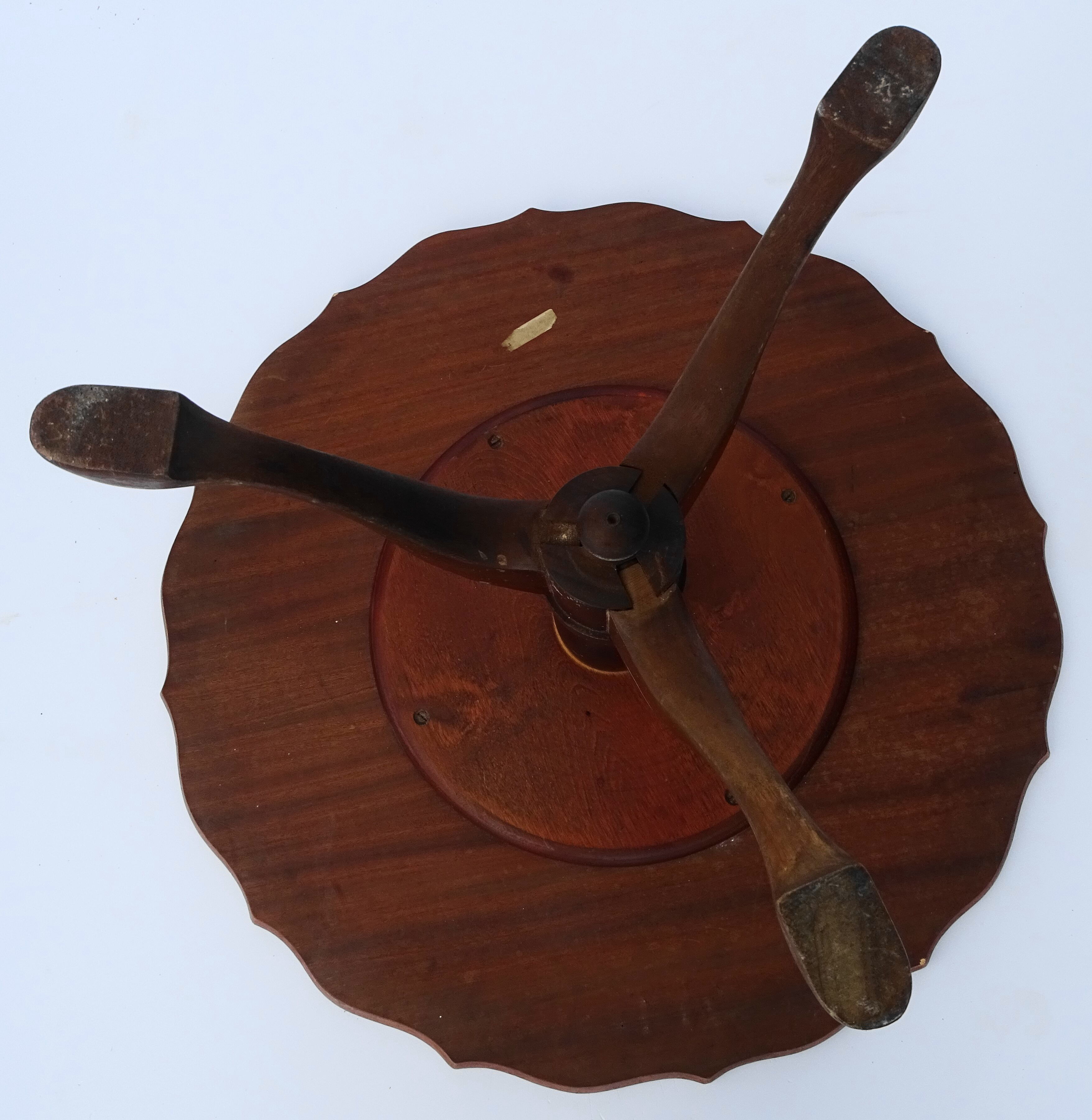 Fedeoned round bass table