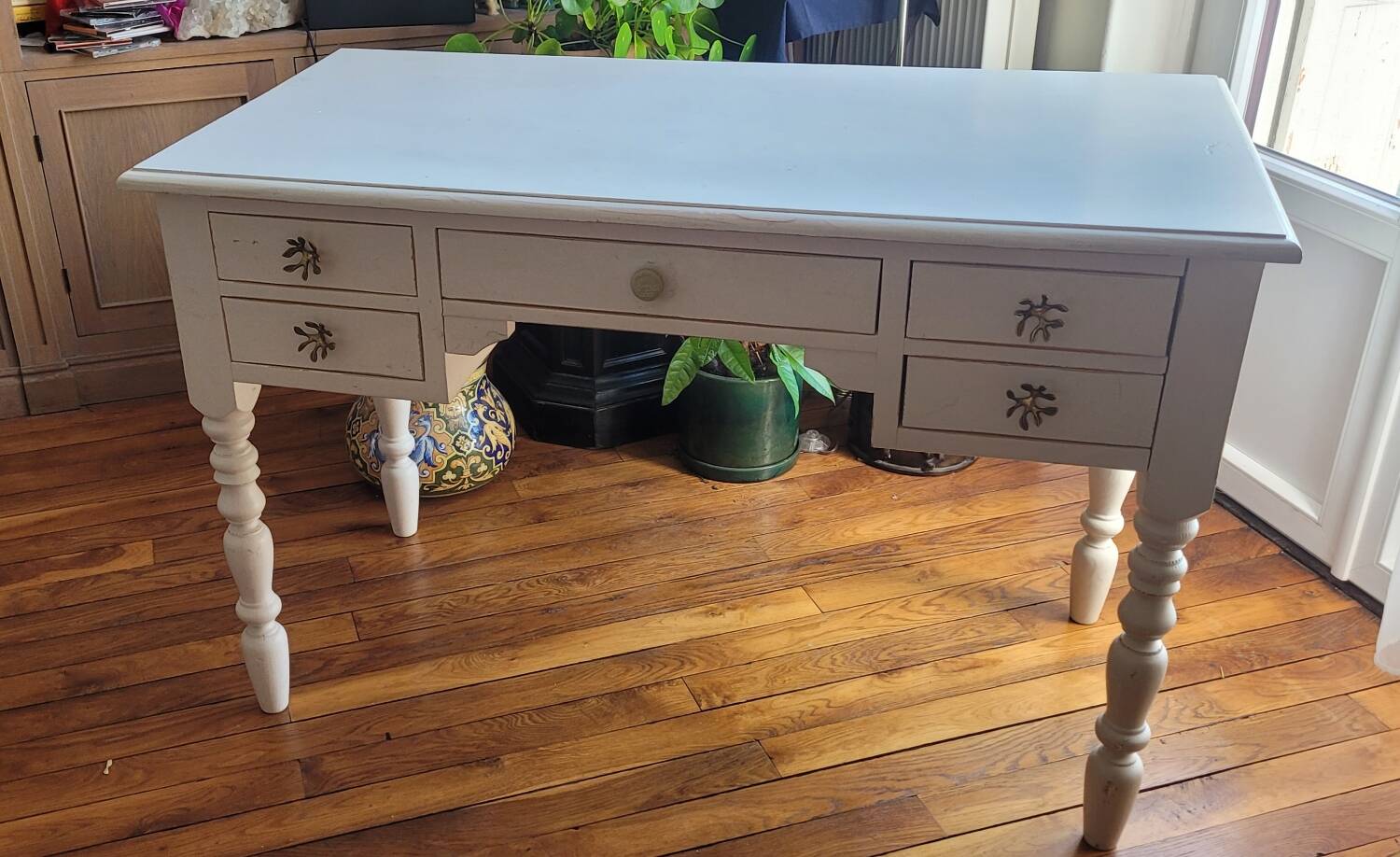 Wooden desk in Provençal style