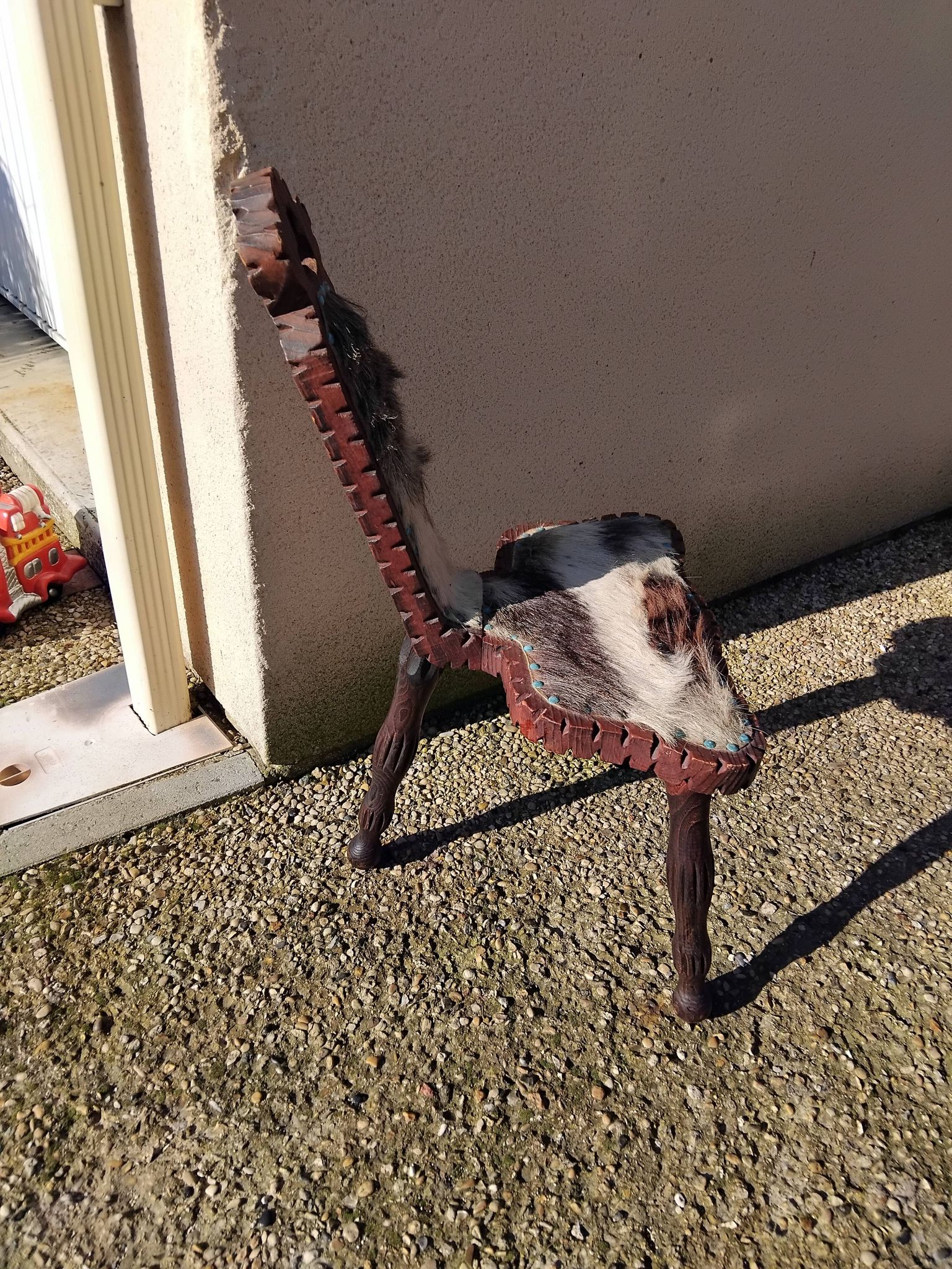 Brutalist tripod chair in wood and vintage leather