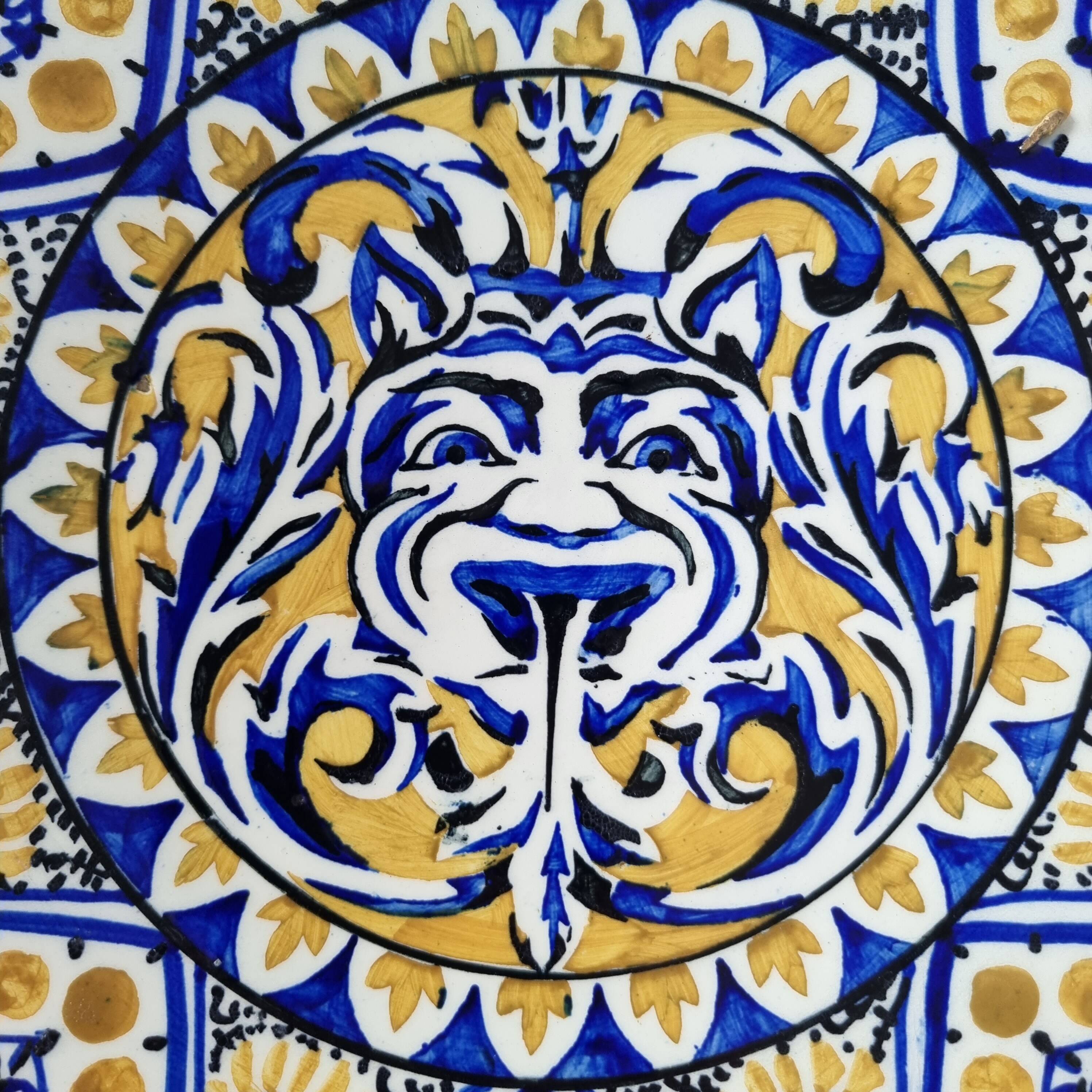 Ancienne assiette en céramique ou faïence espagnole fabriquée et peinte à la main Milieu du siècle