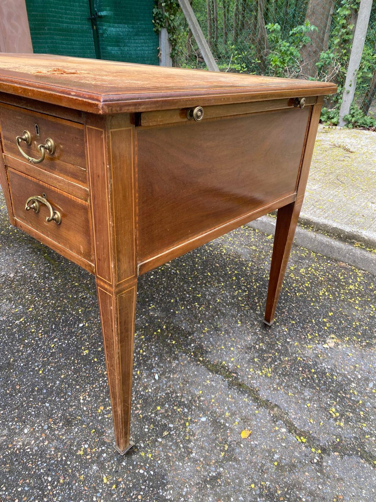 Bureau Louis XVI en bois  et cuir du 19ème