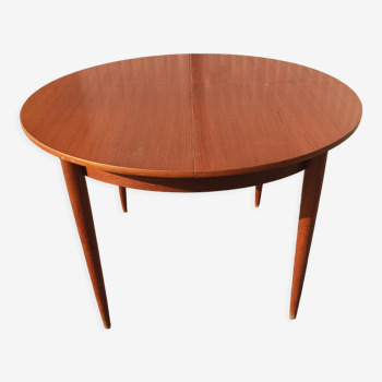 Scandinavian table with integrated extension