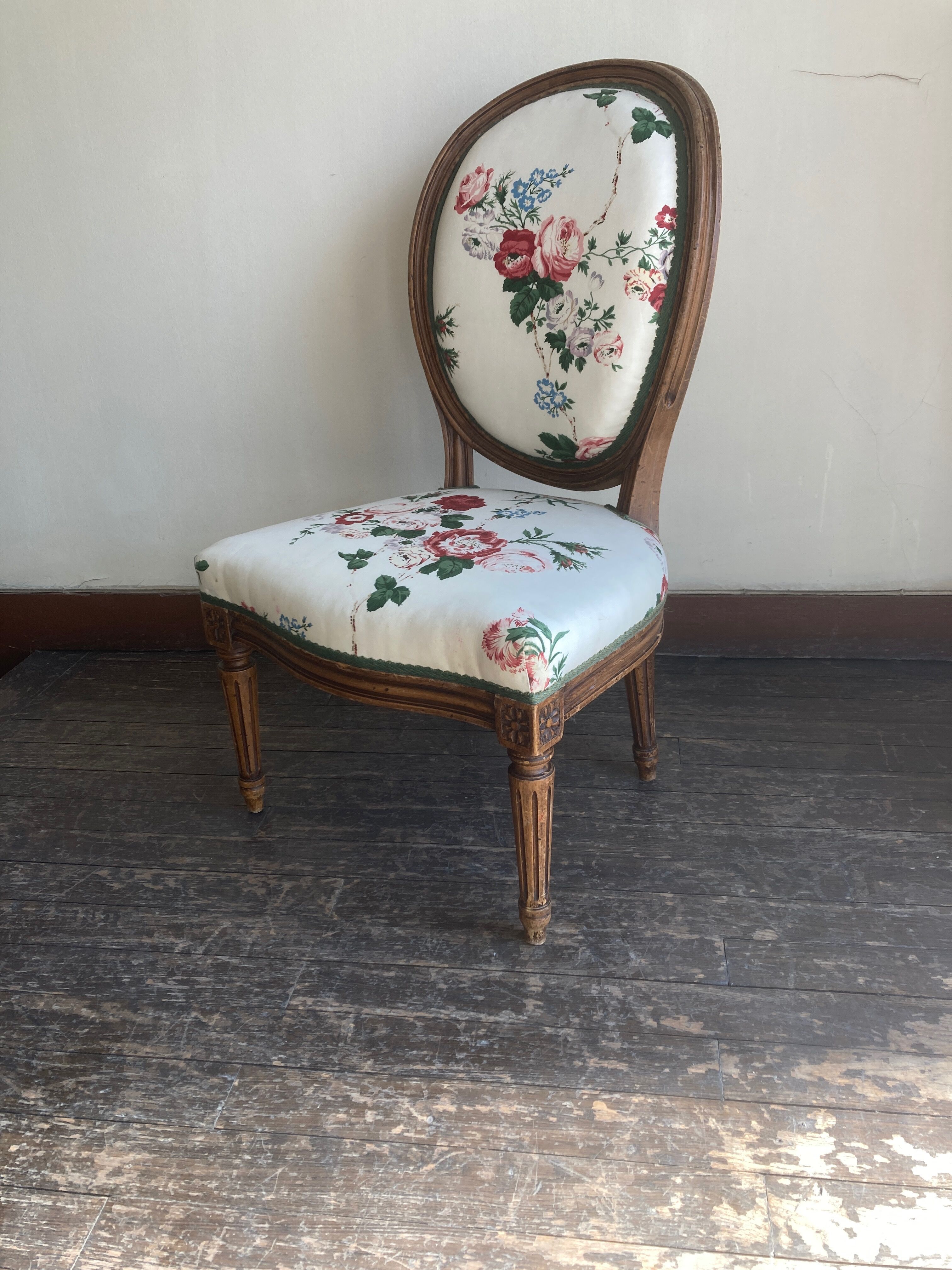 Nursing chair medallion Louis XVI 19th Sanderson chintz with flowers