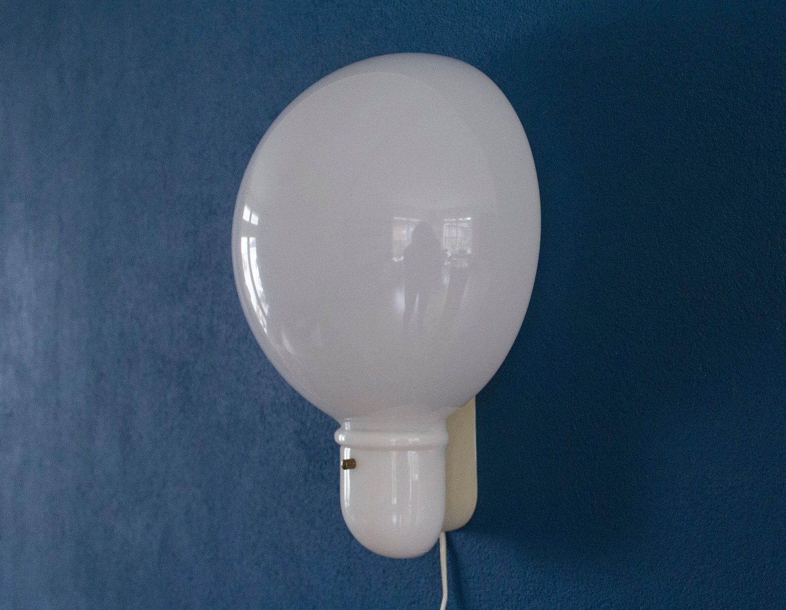 Space age perspex balloon wall lamp, white wall sconce, mushroom, acrylic vintage lighting