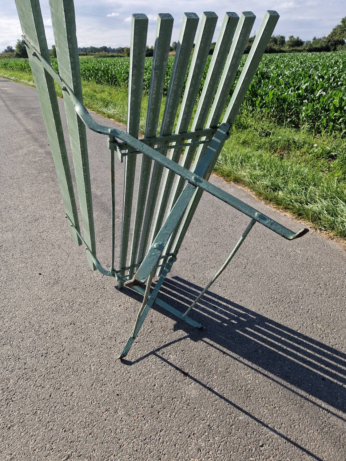 Ancien banc de jardin pliant en fer forgé vert