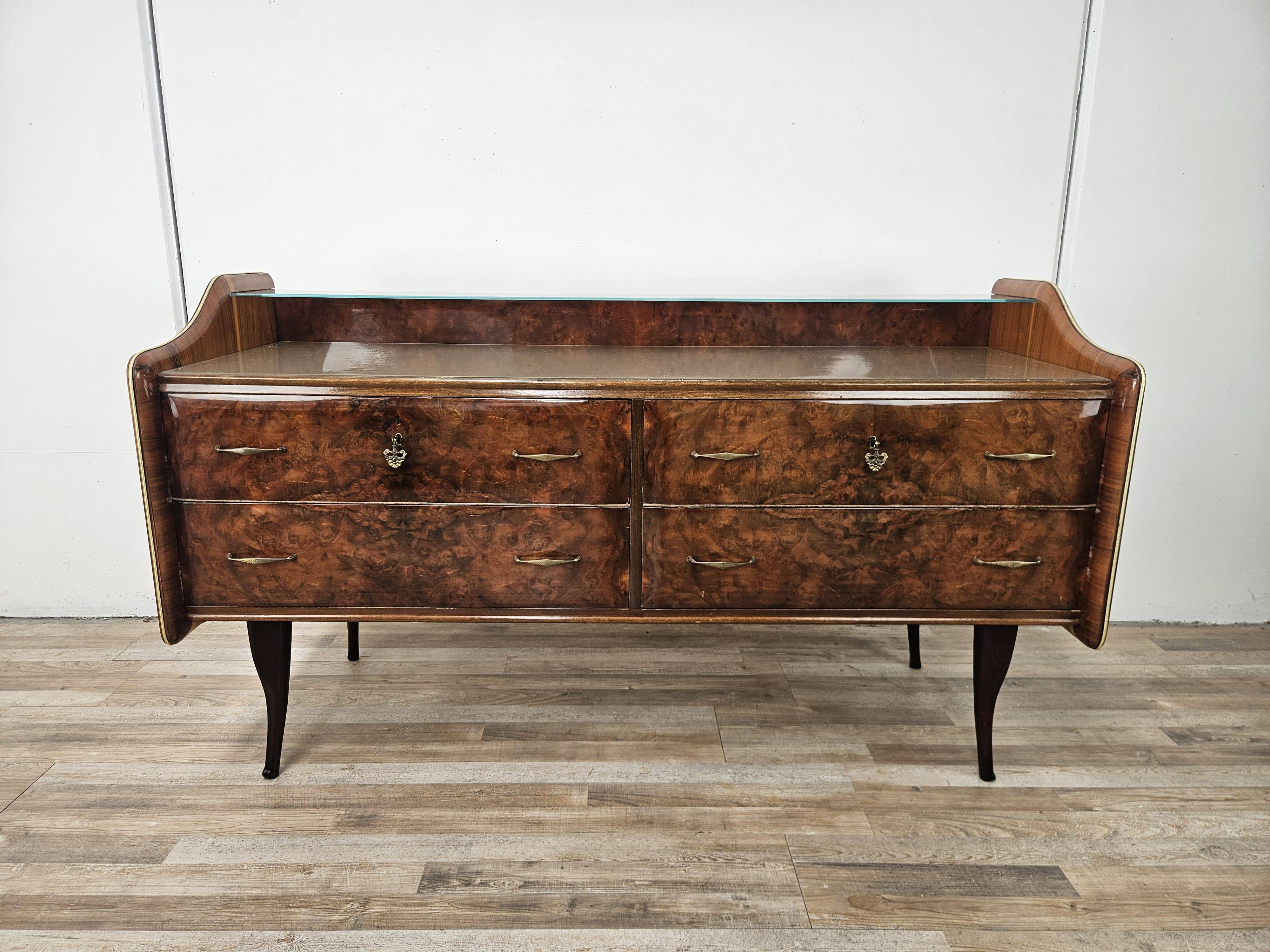 Commode en noyer avec dessus en verre double.