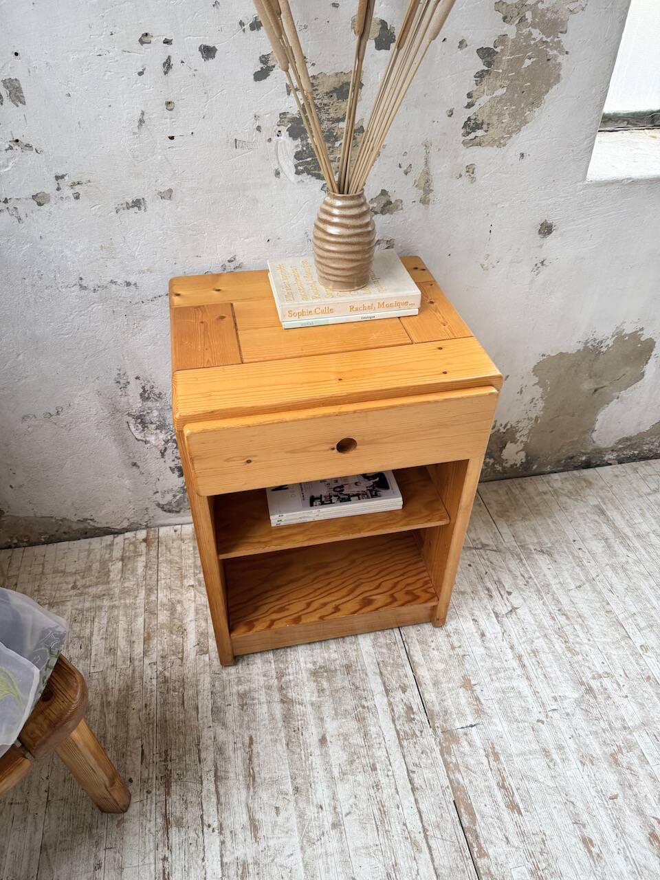 Chevet sélectionné par Charlotte Perriand pour Les Arcs