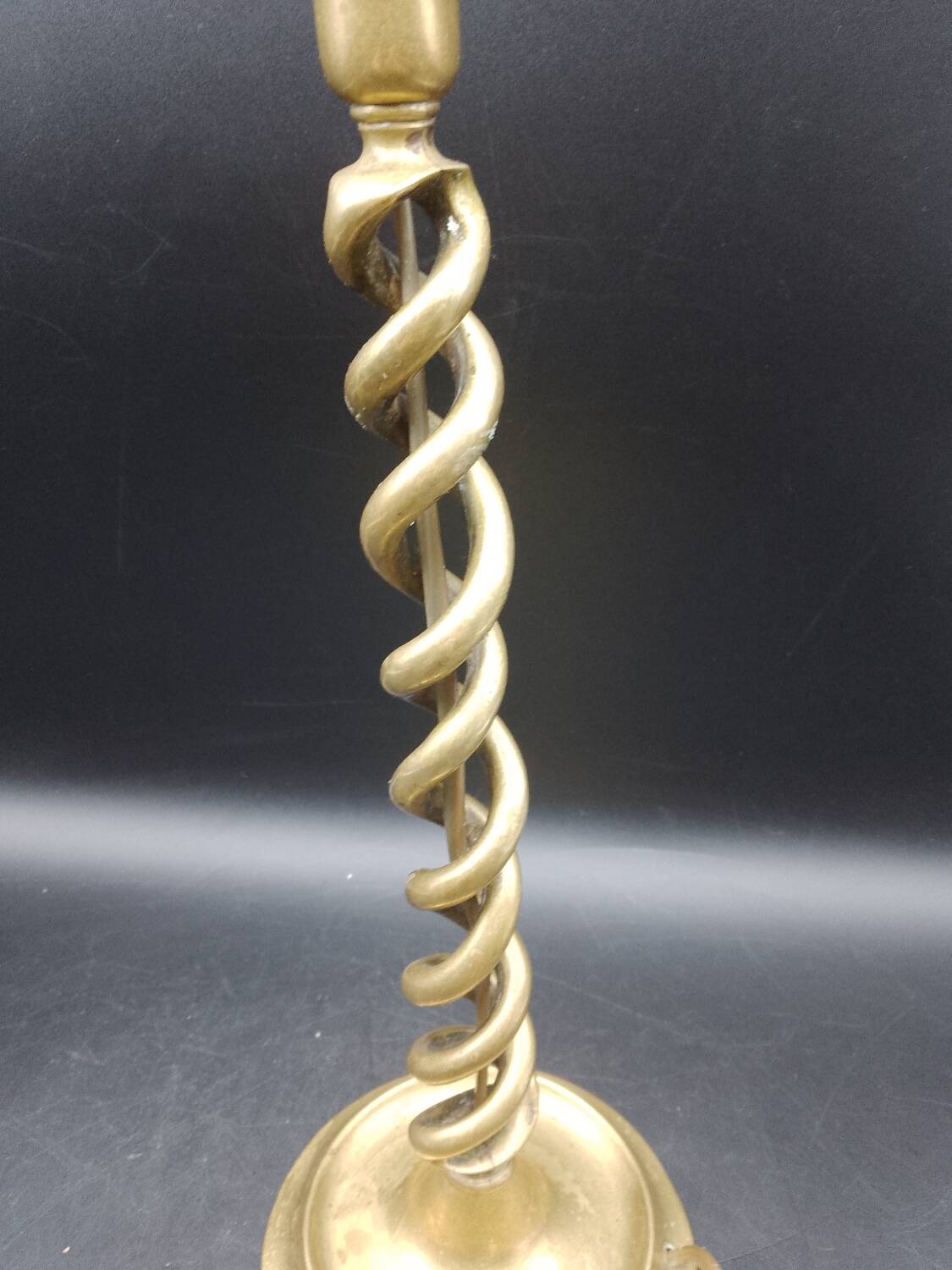 Belle et Grande Twisted table lamp in solid brass circa 1920 Height 40 cm