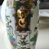 Japanese Chinese polychrome vase in fine porcelain. Motifs Geishas