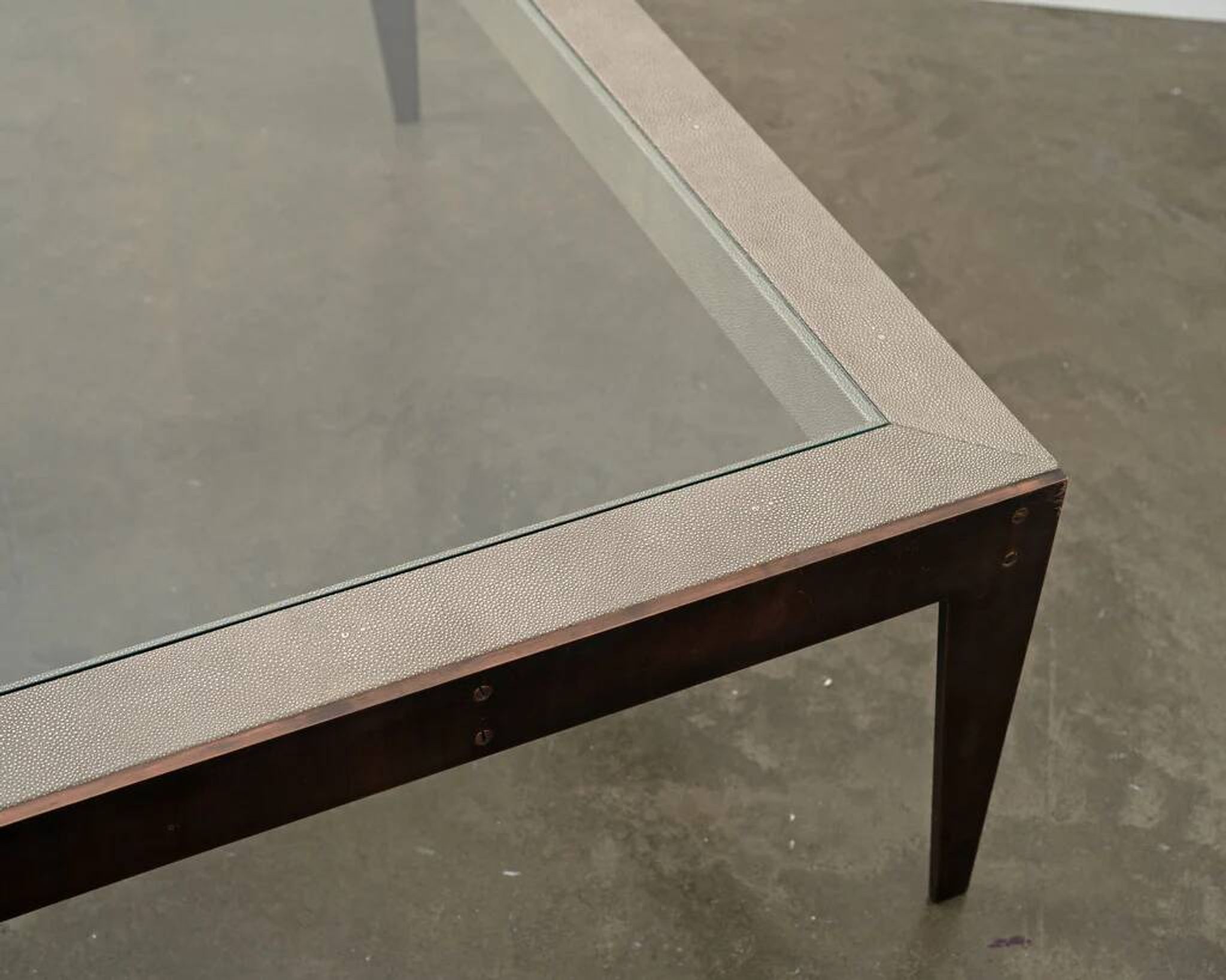 Table basse sur mesure en shagreen et laiton