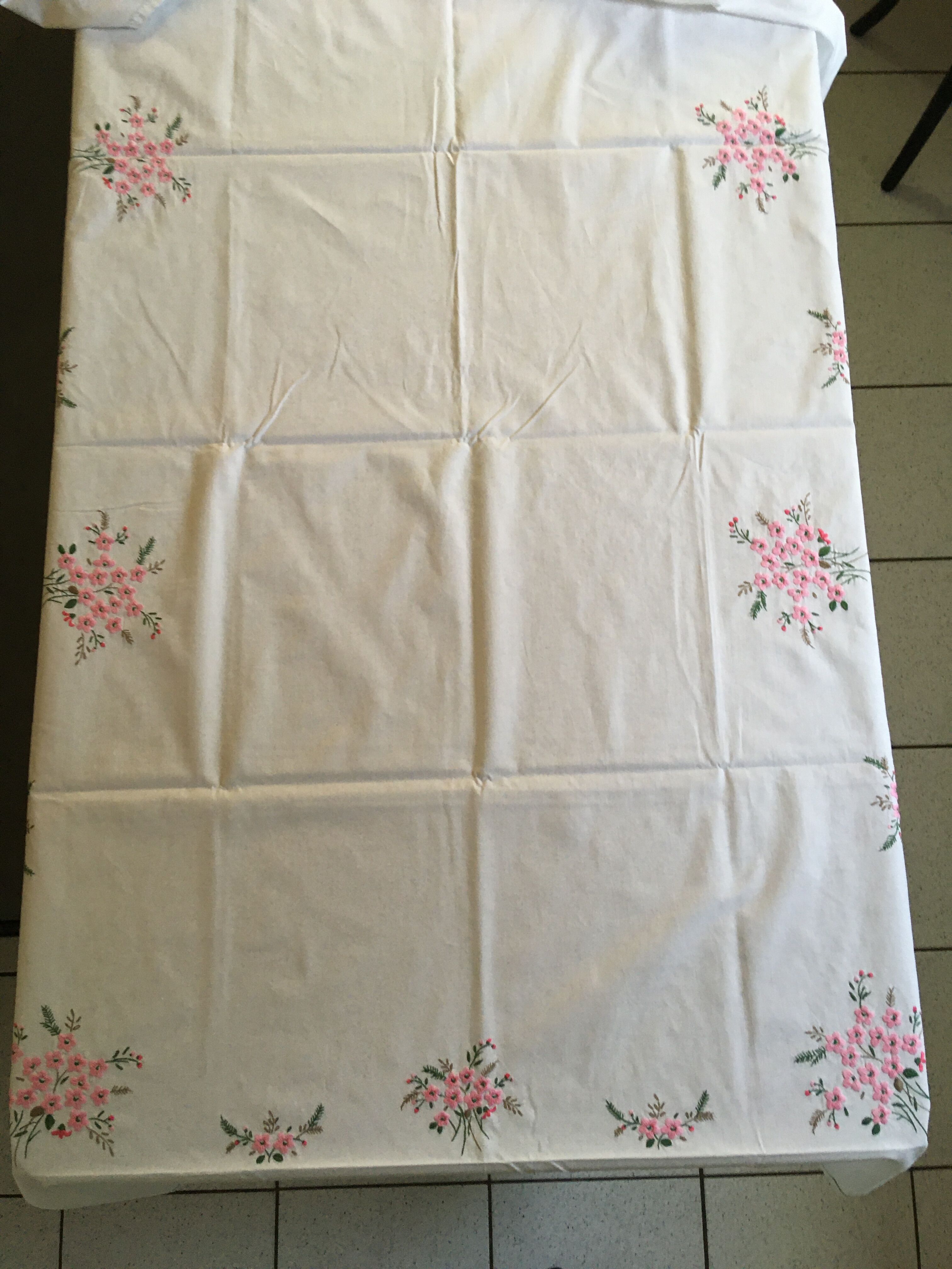 Nappe 145 x 245 brodée fleurs et 12 serviettes